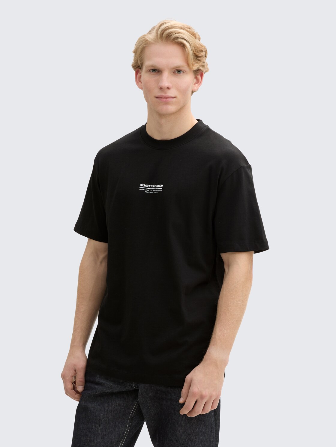 Relaxed Fit T-Shirt aus Baumwolle - Black - Ausschnitt Model-Vorderansicht