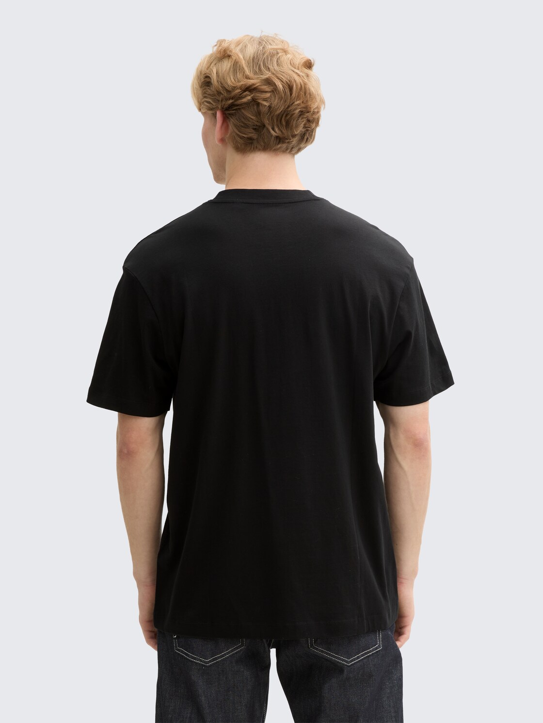 Relaxed Fit T-Shirt aus Baumwolle - Black - Auschnitt Model-Rückansicht