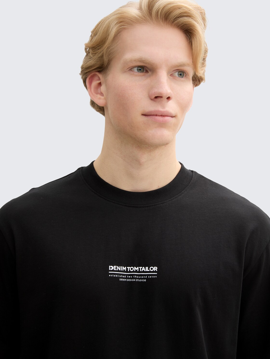 Relaxed Fit T-Shirt aus Baumwolle - Black - Detail-Model-Ansicht