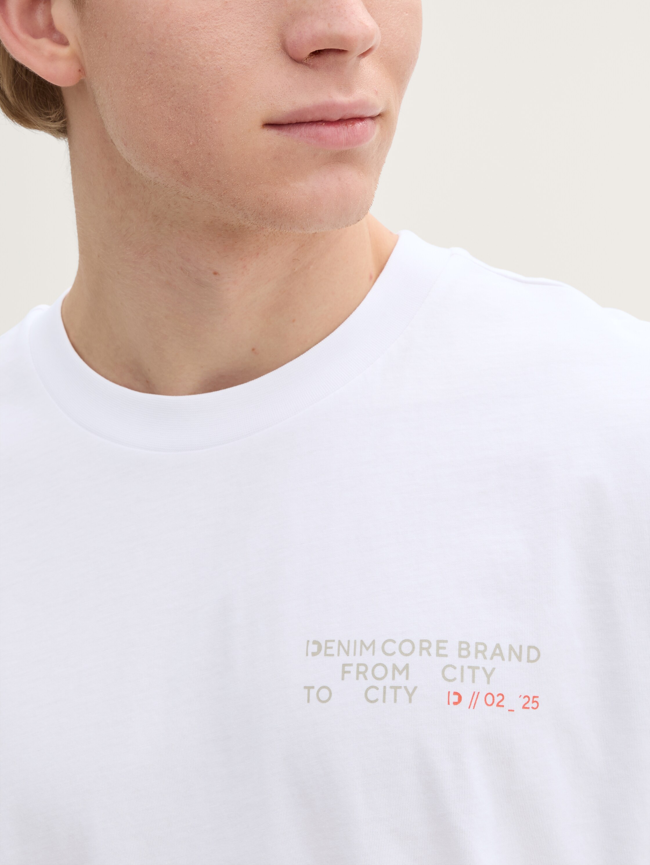 Relaxed Fit T-Shirt mit Rücken-Print - white - 