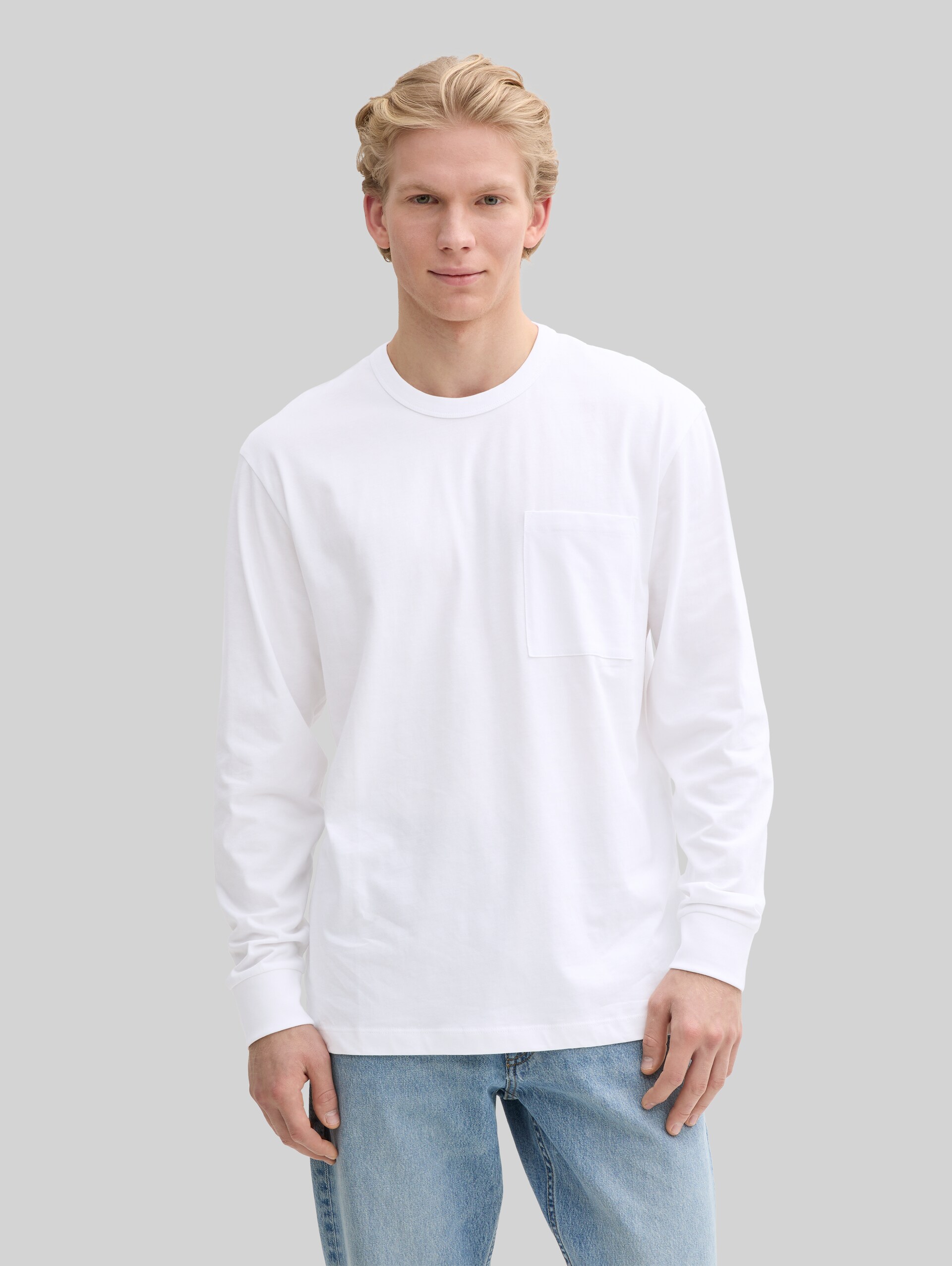 Relaxed fit long sleeve shirt with breast pocket - White - Neckline model front view