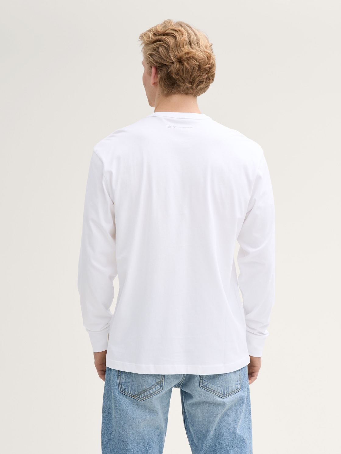 Relaxed Fit Langarmshirt mit Brusttasche - White - Auschnitt Model-Rückansicht