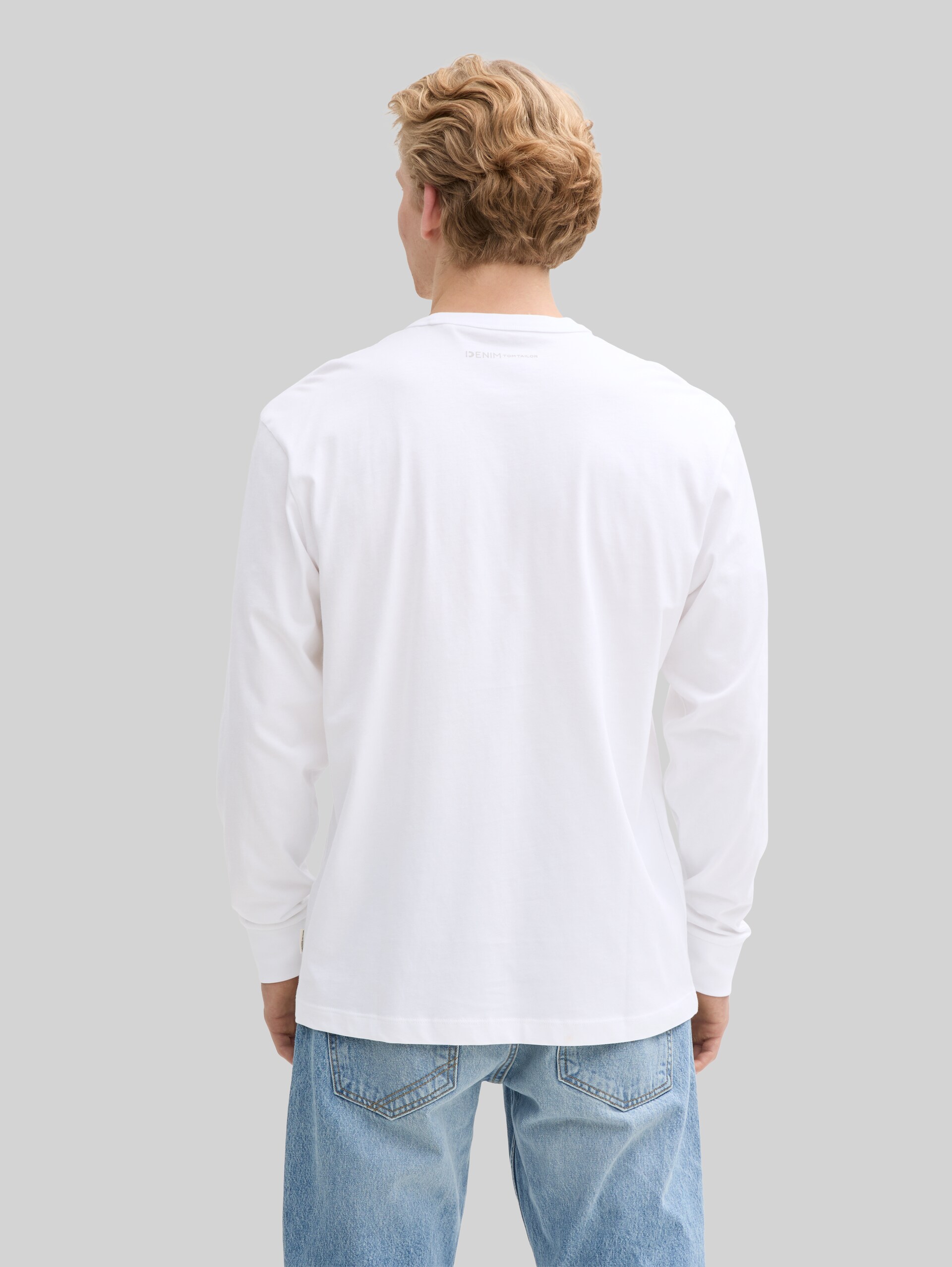 Relaxed fit long sleeve shirt with breast pocket - White - Neckline model-back view