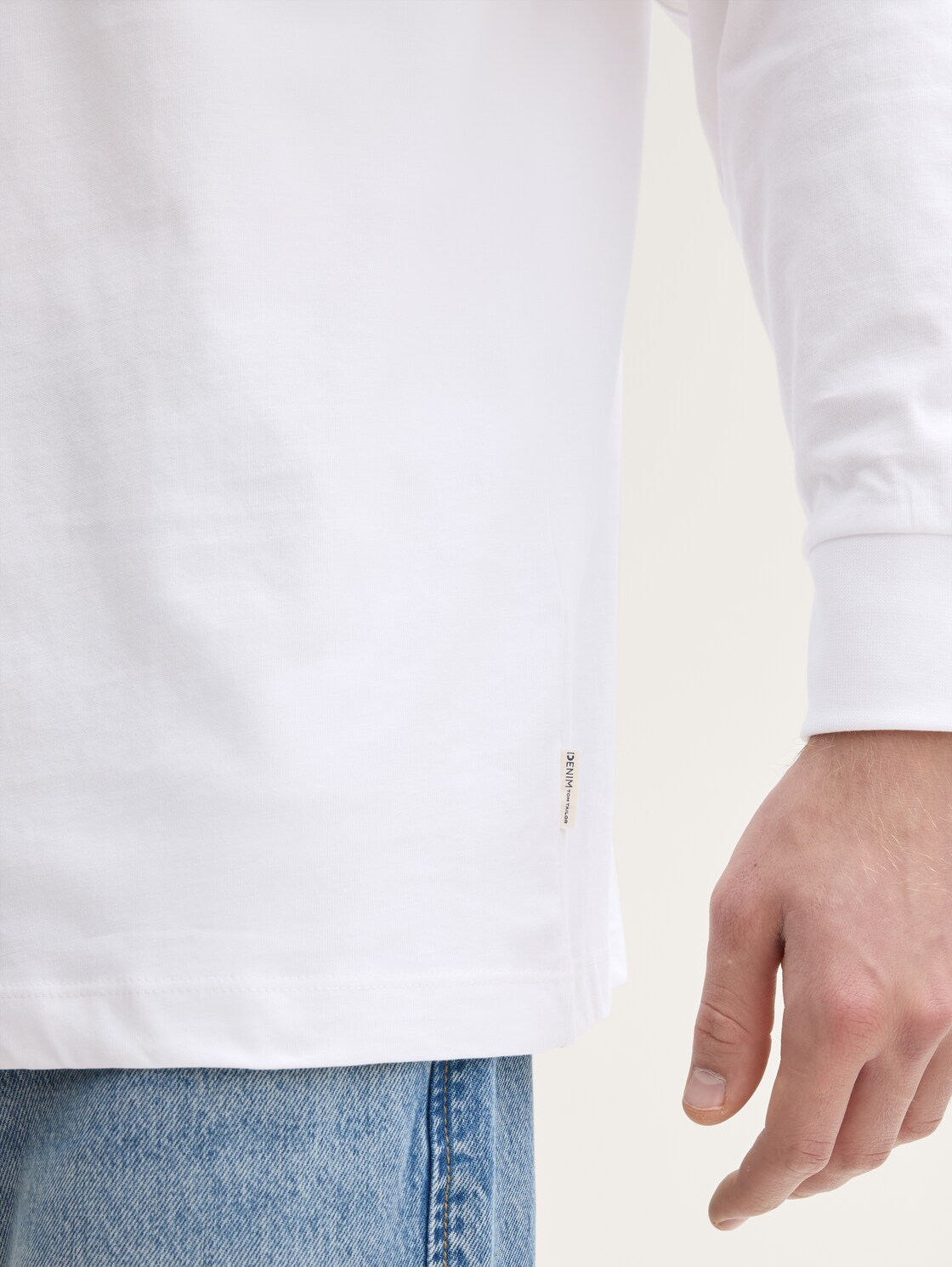 Relaxed Fit Langarmshirt mit Brusttasche - White - Detail-Model-Ansicht