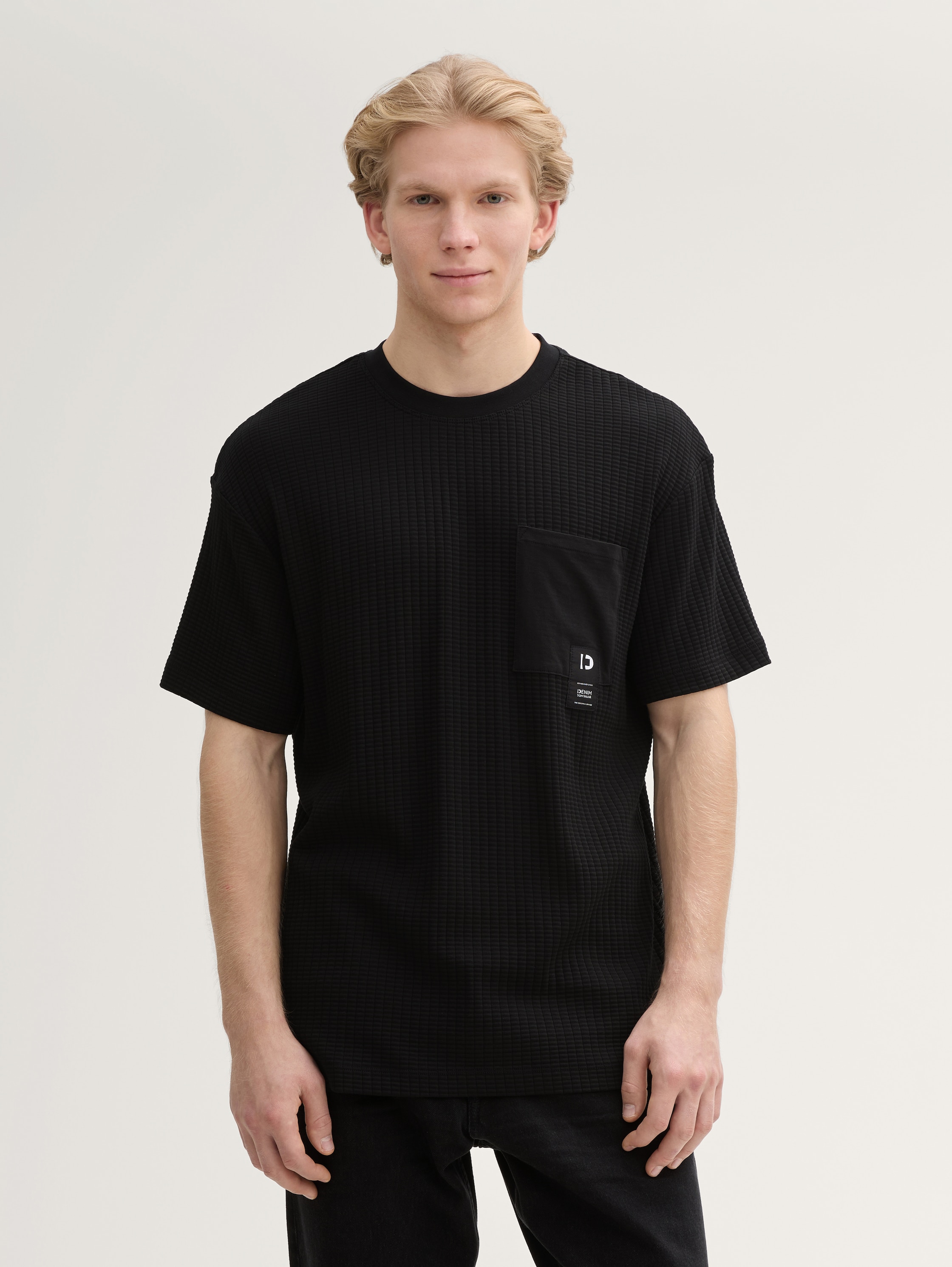 Relaxed Fit T-Shirt mit Brusttasche - black - 