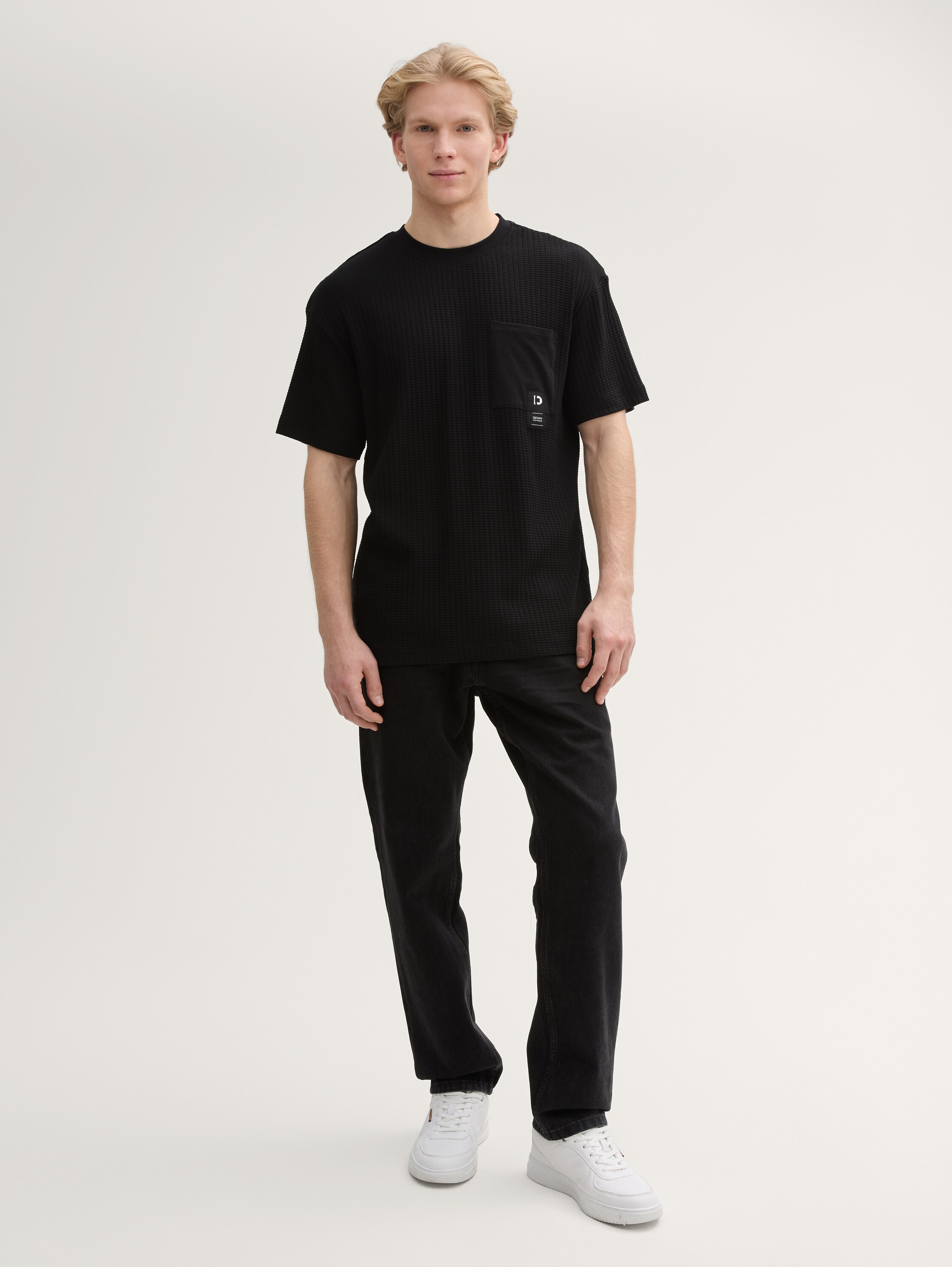 Relaxed Fit T-Shirt mit Brusttasche - black - 