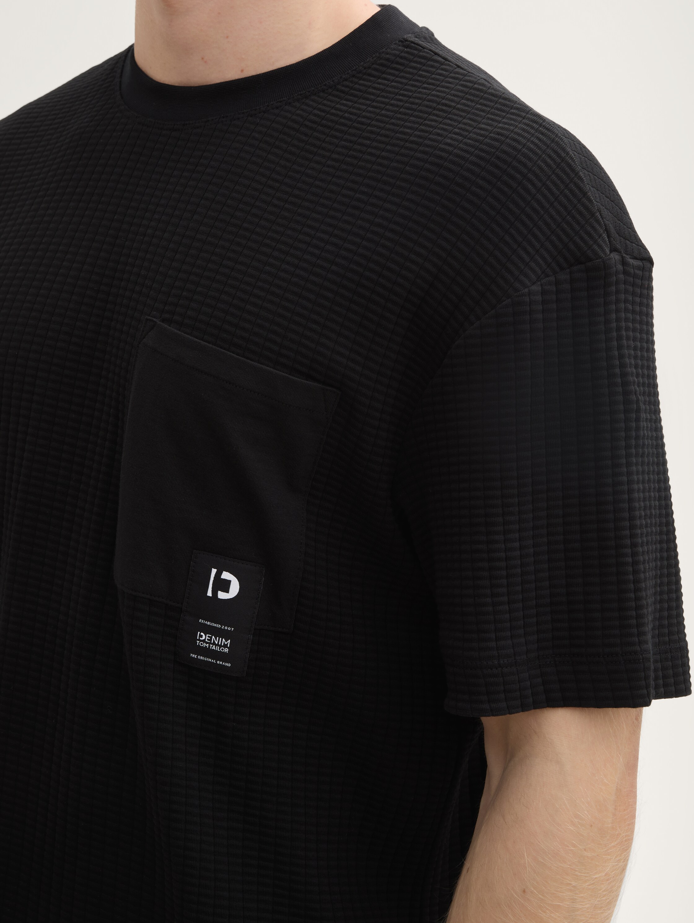 Relaxed Fit T-Shirt mit Brusttasche - black - 