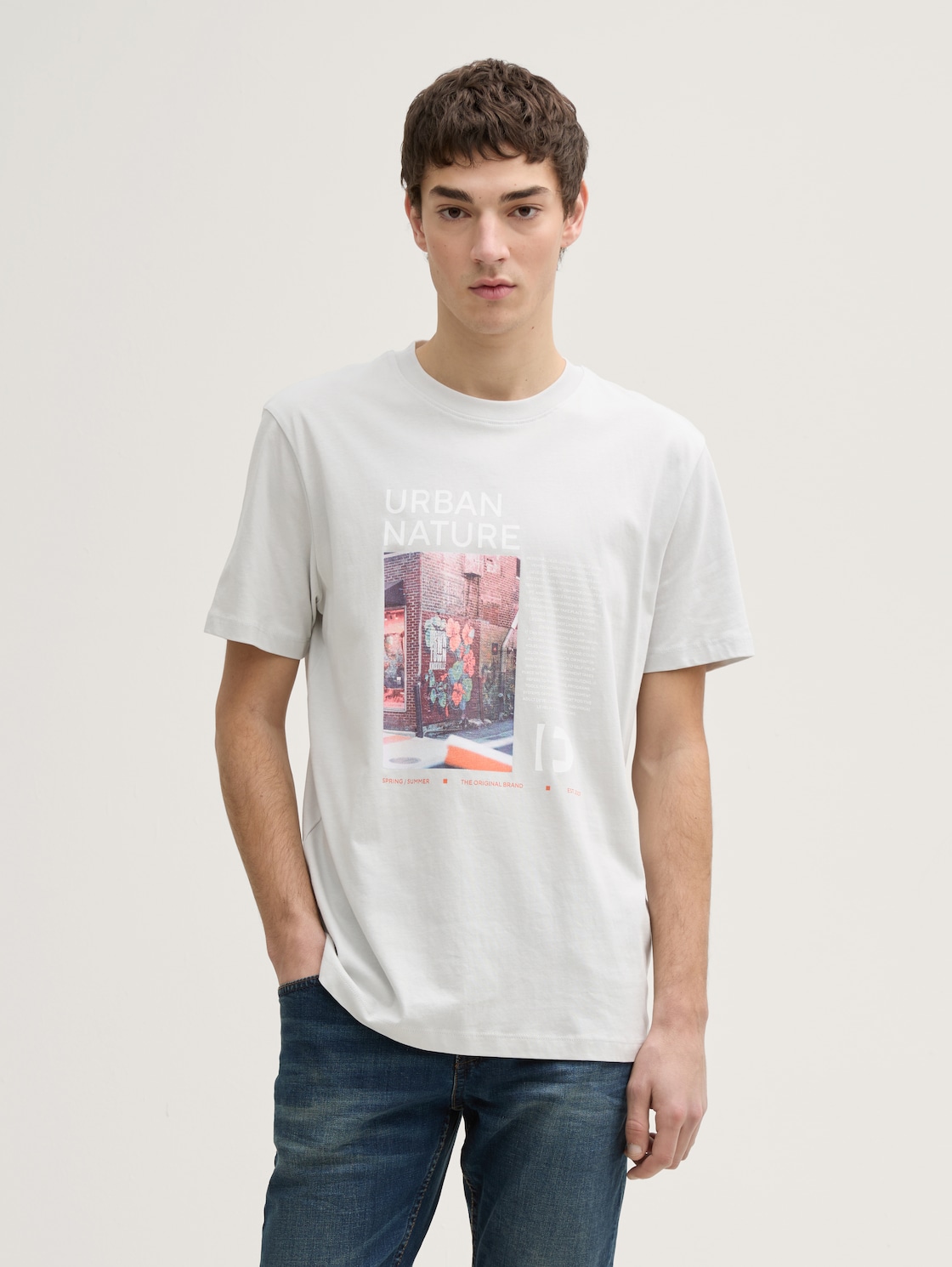 T-Shirt mit Foto-Print - Chalk Grey - Ausschnitt Model-Vorderansicht