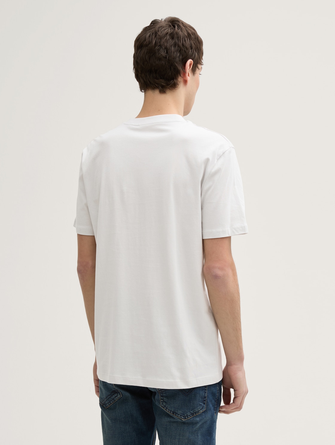 T-Shirt mit Foto-Print - Chalk Grey - Auschnitt Model-Rückansicht