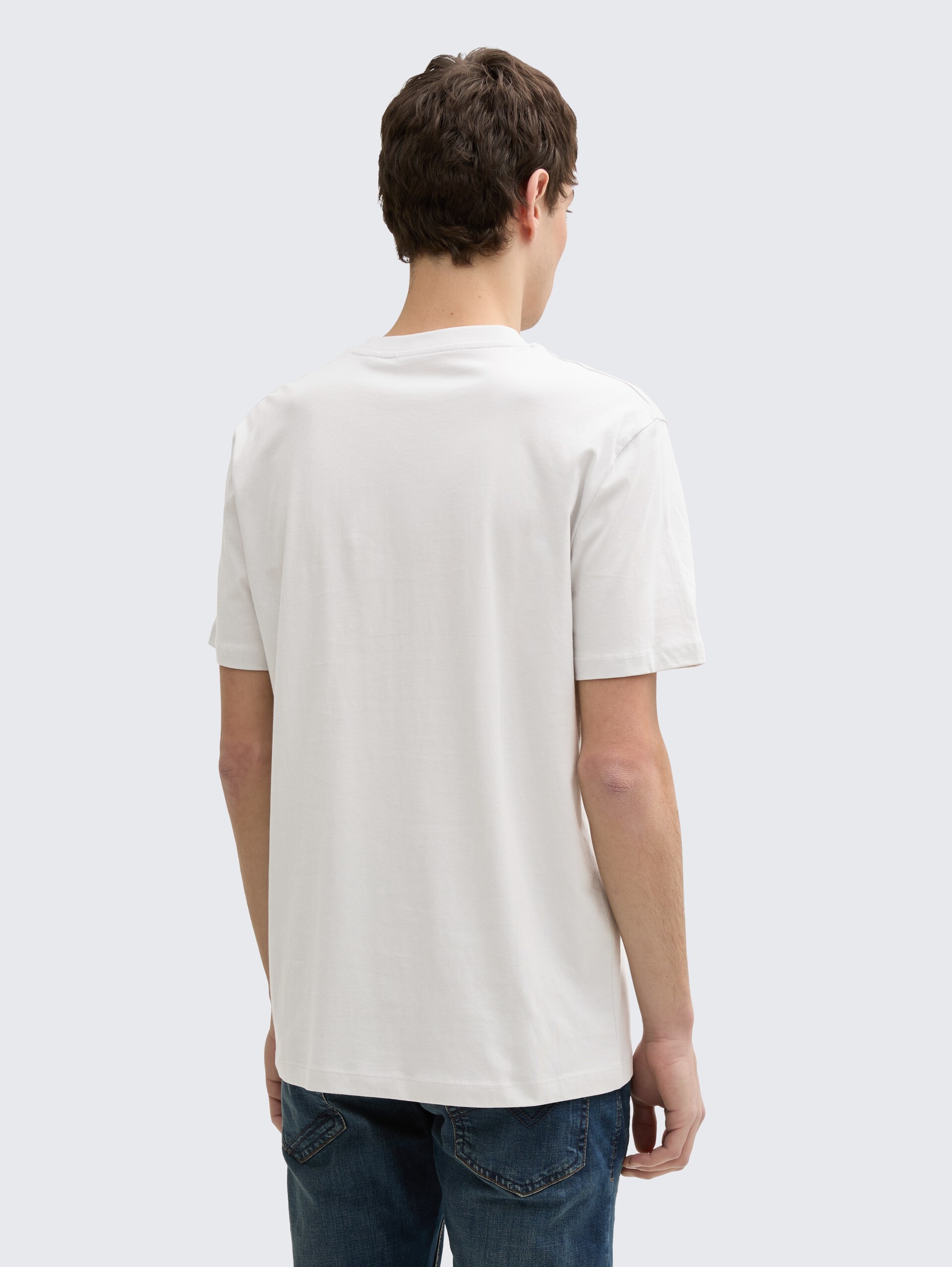 T-Shirt mit Foto-Print - Chalk Grey - Auschnitt Model-Rückansicht