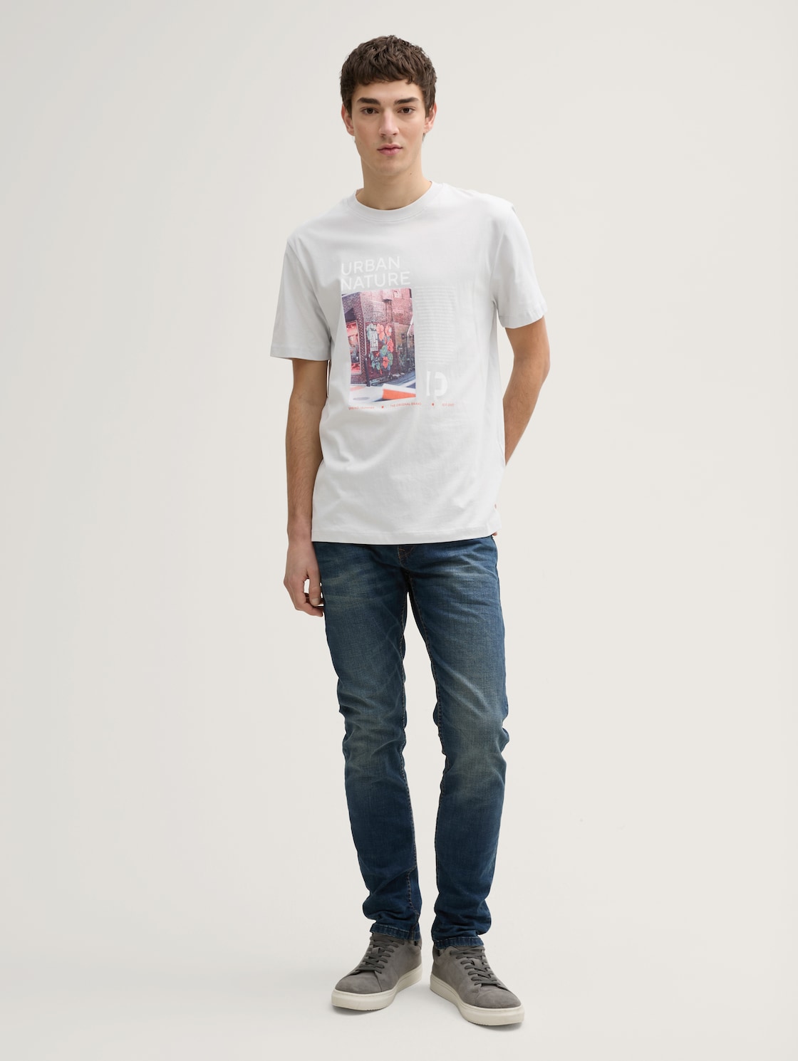T-Shirt mit Foto-Print - Chalk Grey - Model-Vorderansicht
