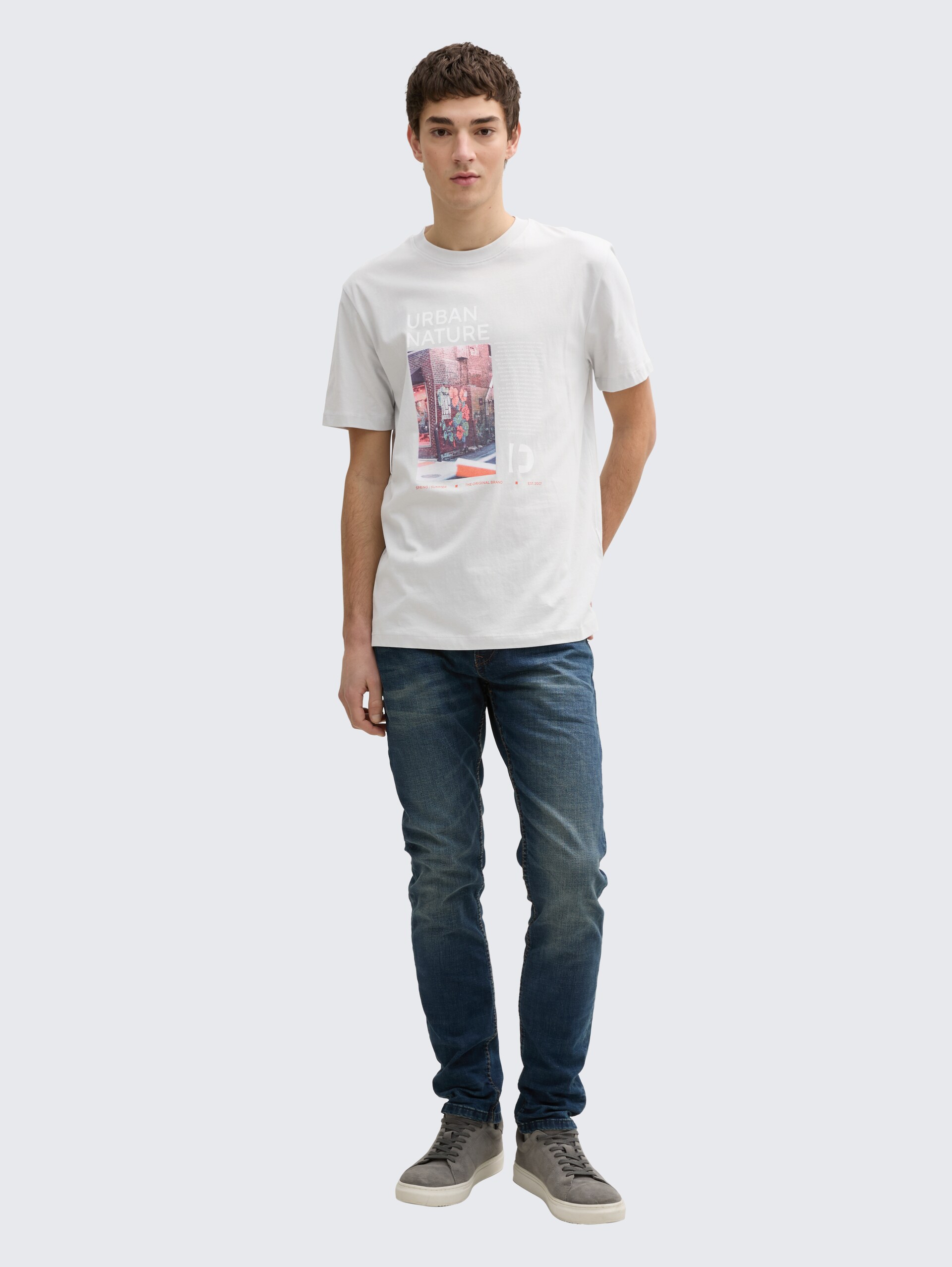 T-Shirt mit Foto-Print - Chalk Grey - Model-Vorderansicht