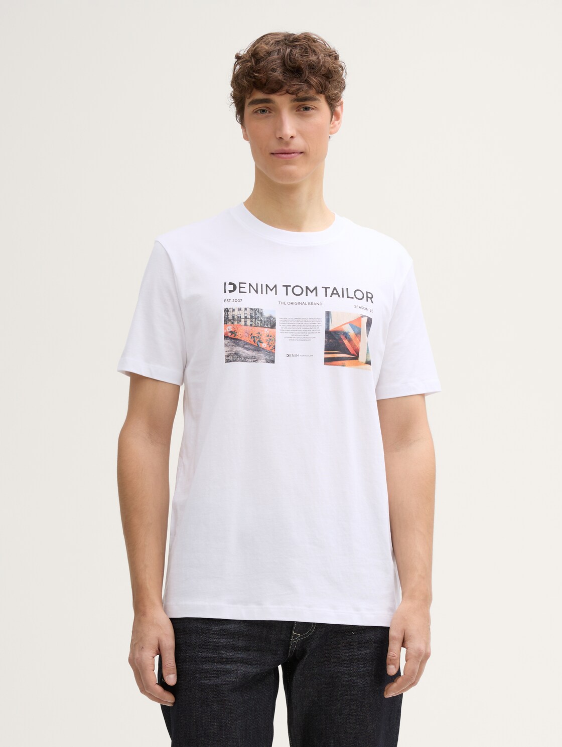 T-Shirt mit Foto-Print - White - Ausschnitt Model-Vorderansicht