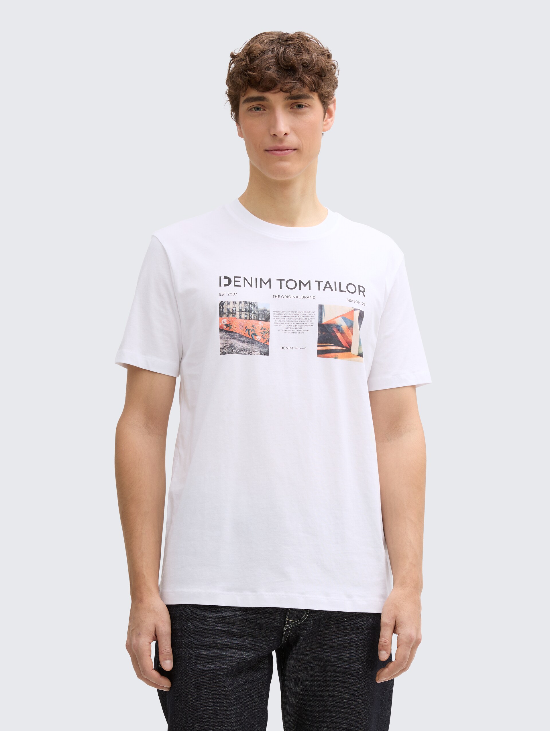 T-Shirt mit Foto-Print - White - Ausschnitt Model-Vorderansicht