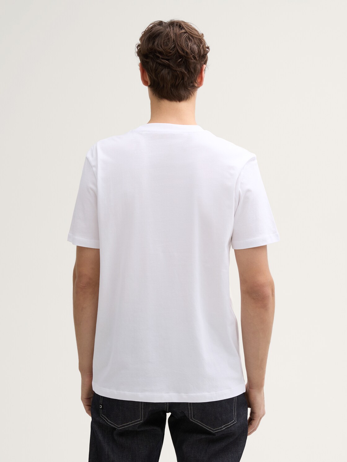 T-Shirt mit Foto-Print - White - Auschnitt Model-Rückansicht