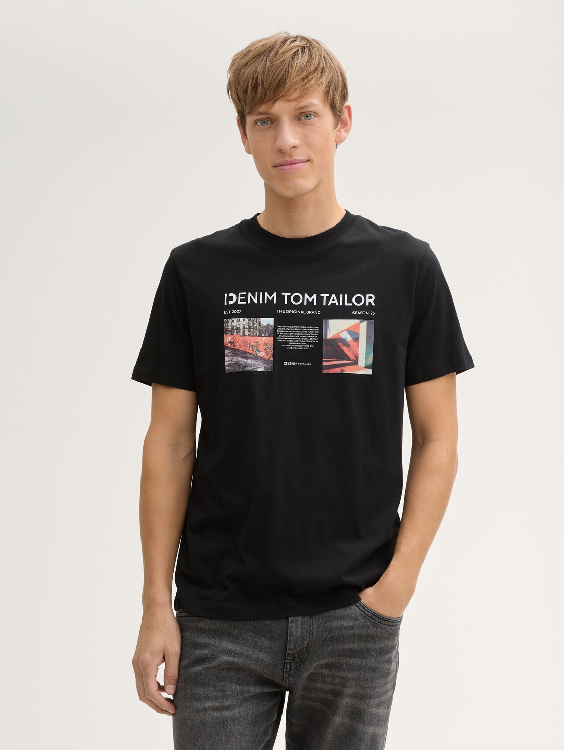 T-Shirt mit Foto-Print - Black - Ausschnitt Model-Vorderansicht