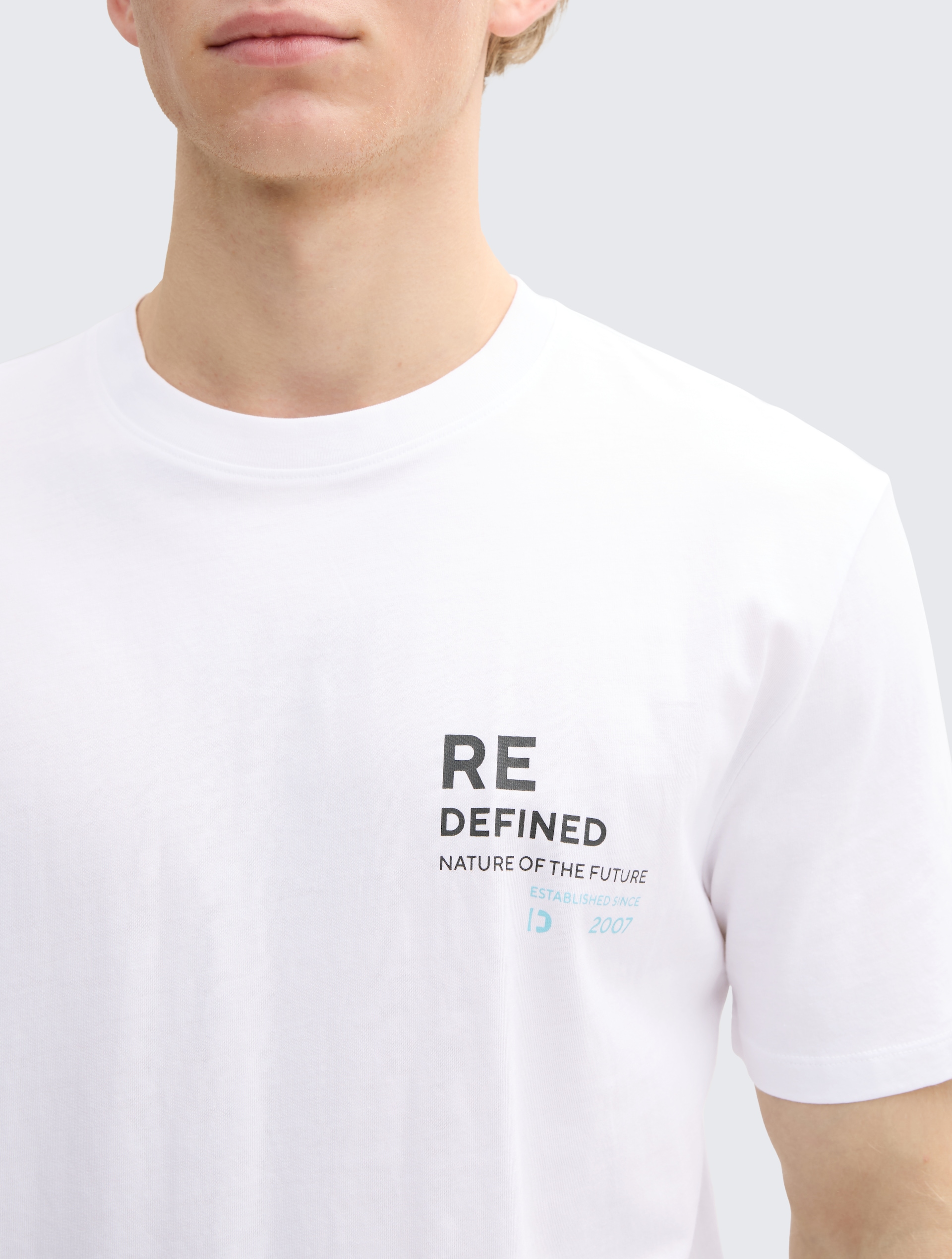 T-Shirt mit Print - White - Detail-Model-Ansicht