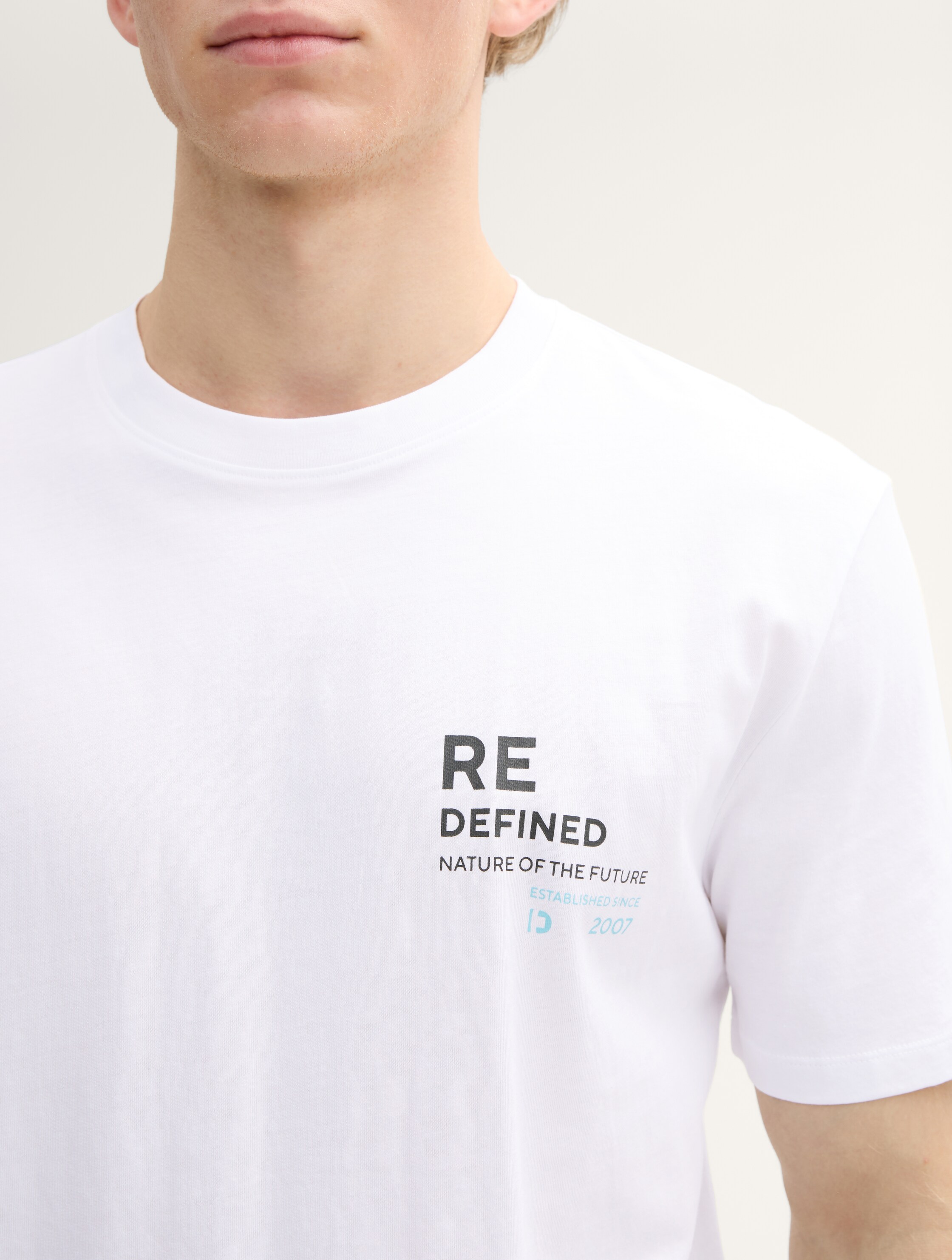 T-Shirt mit Print - White - Detail-Model-Ansicht