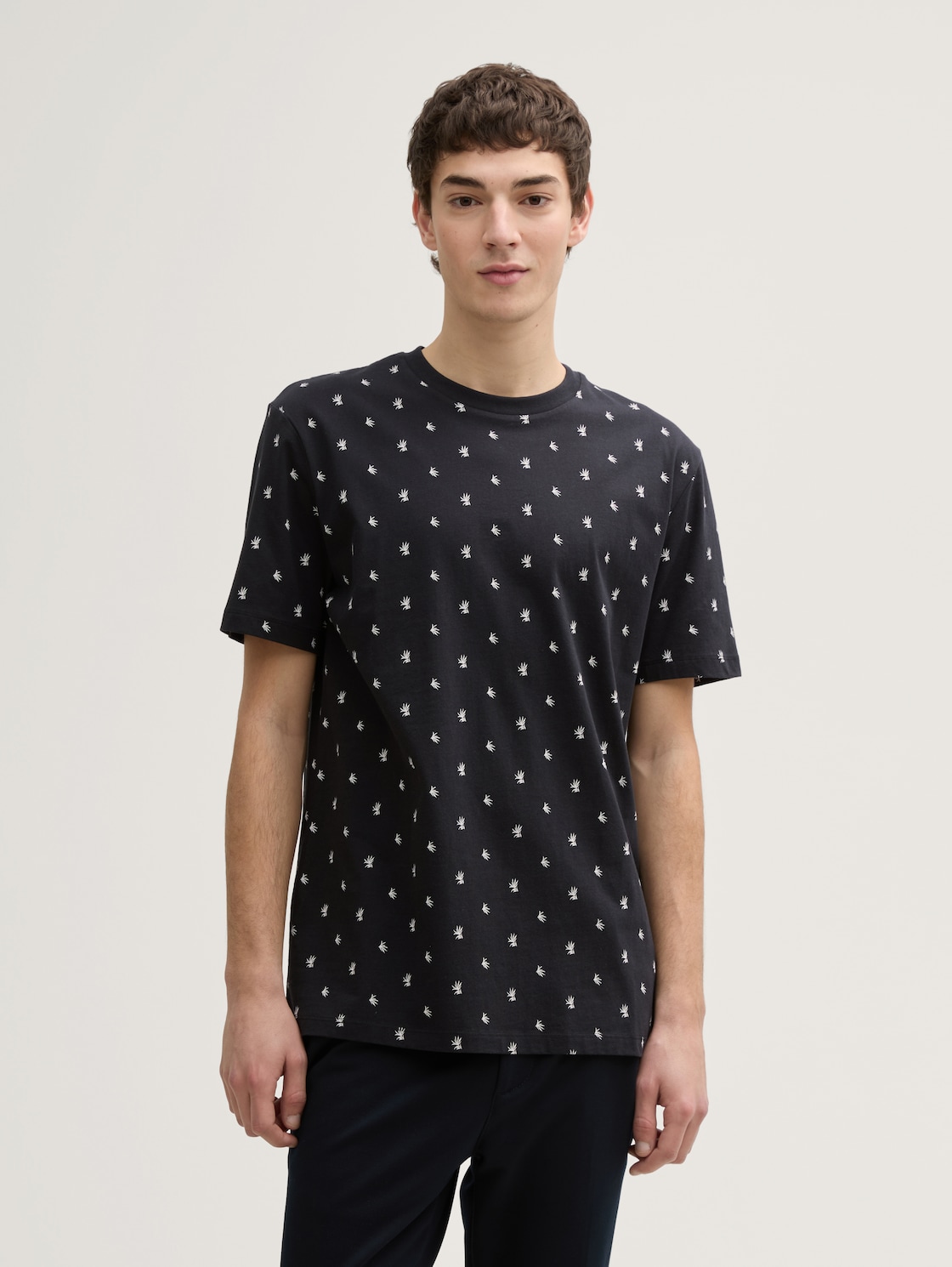 Alloverprint T-Shirt aus Baumwolle - black mini leaves print - Ausschnitt Model-Vorderansicht