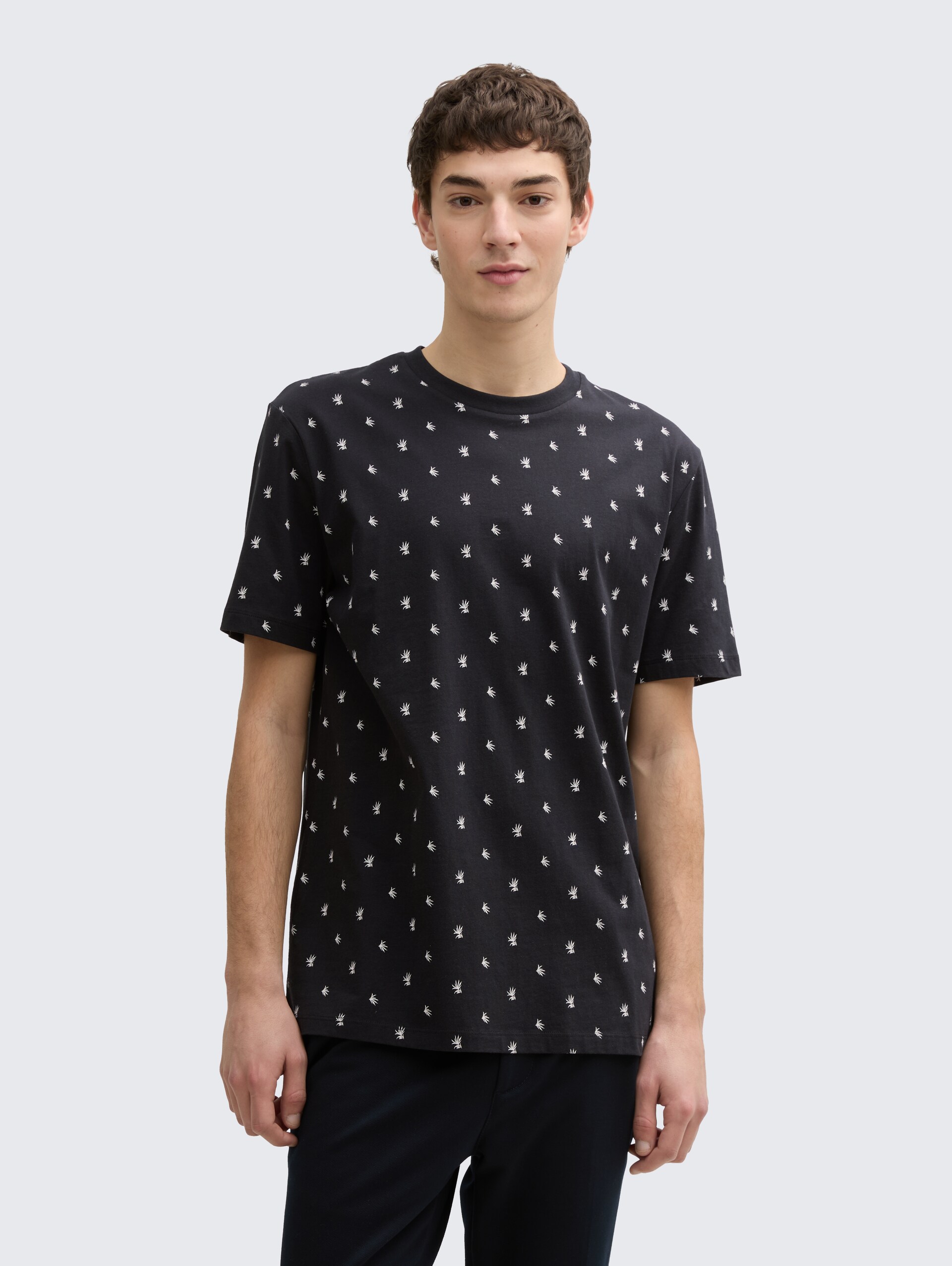 Alloverprint T-Shirt aus Baumwolle - black mini leaves print - Ausschnitt Model-Vorderansicht