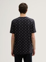 Alloverprint T-Shirt aus Baumwolle - black mini leaves print - Auschnitt Model-Rückansicht