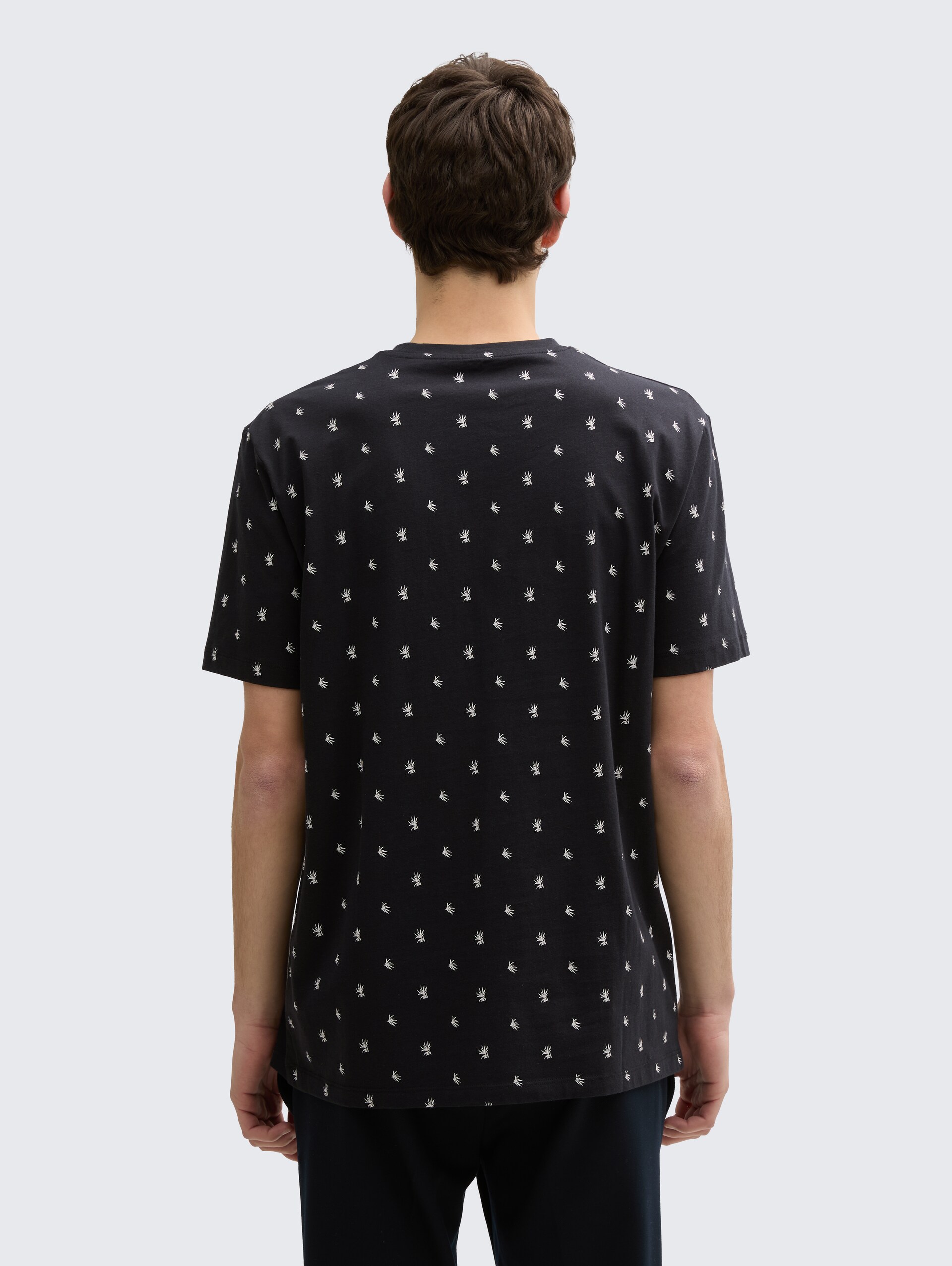 Alloverprint T-Shirt aus Baumwolle - black mini leaves print - Auschnitt Model-Rückansicht