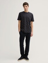Alloverprint T-Shirt aus Baumwolle - black mini leaves print - Model-Vorderansicht