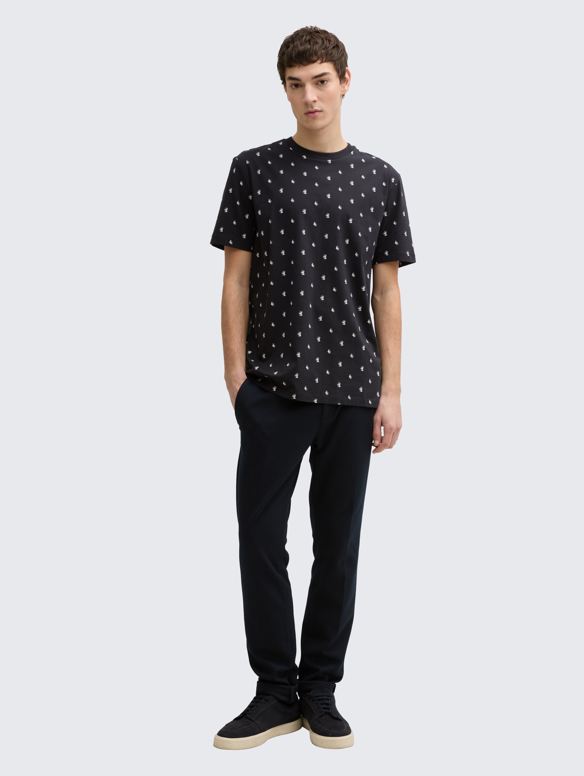 Alloverprint T-Shirt aus Baumwolle - black mini leaves print - Model-Vorderansicht