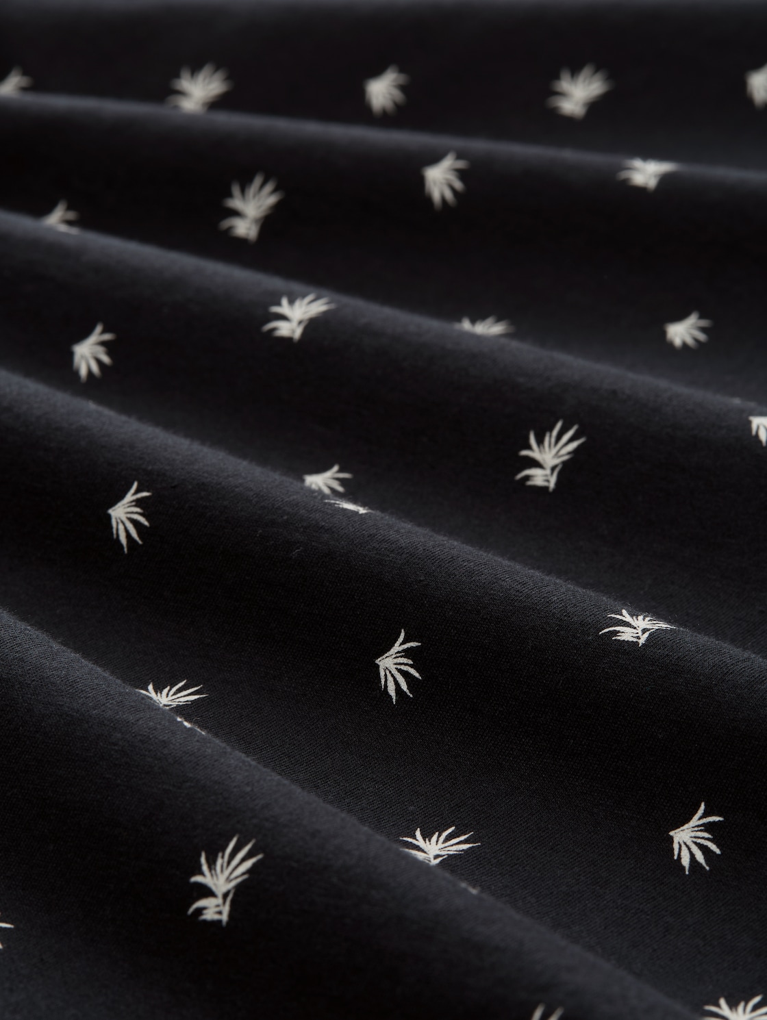 Alloverprint T-Shirt aus Baumwolle - black mini leaves print - Material-Ansicht