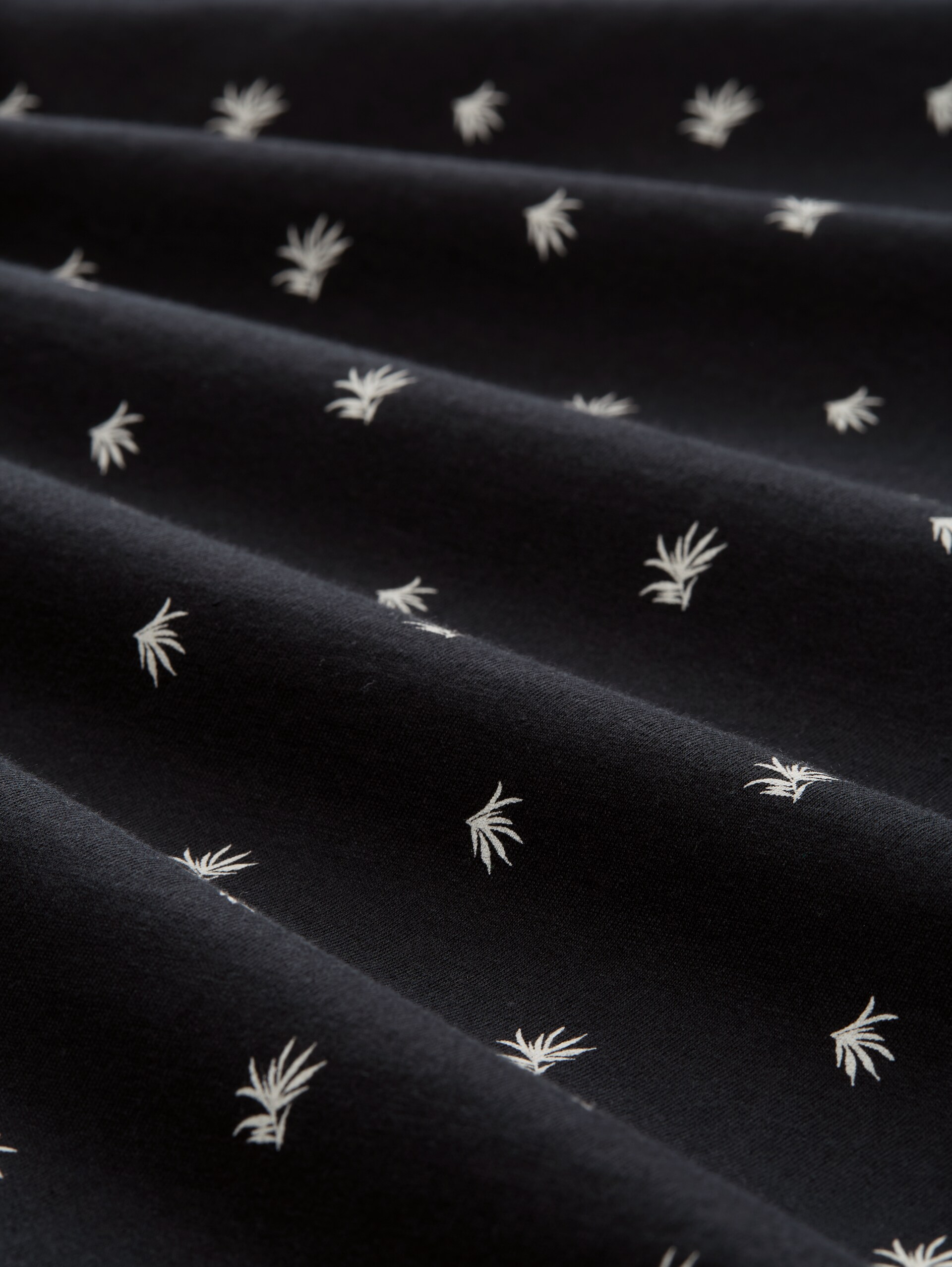 Alloverprint T-Shirt aus Baumwolle - black mini leaves print - Material-Ansicht