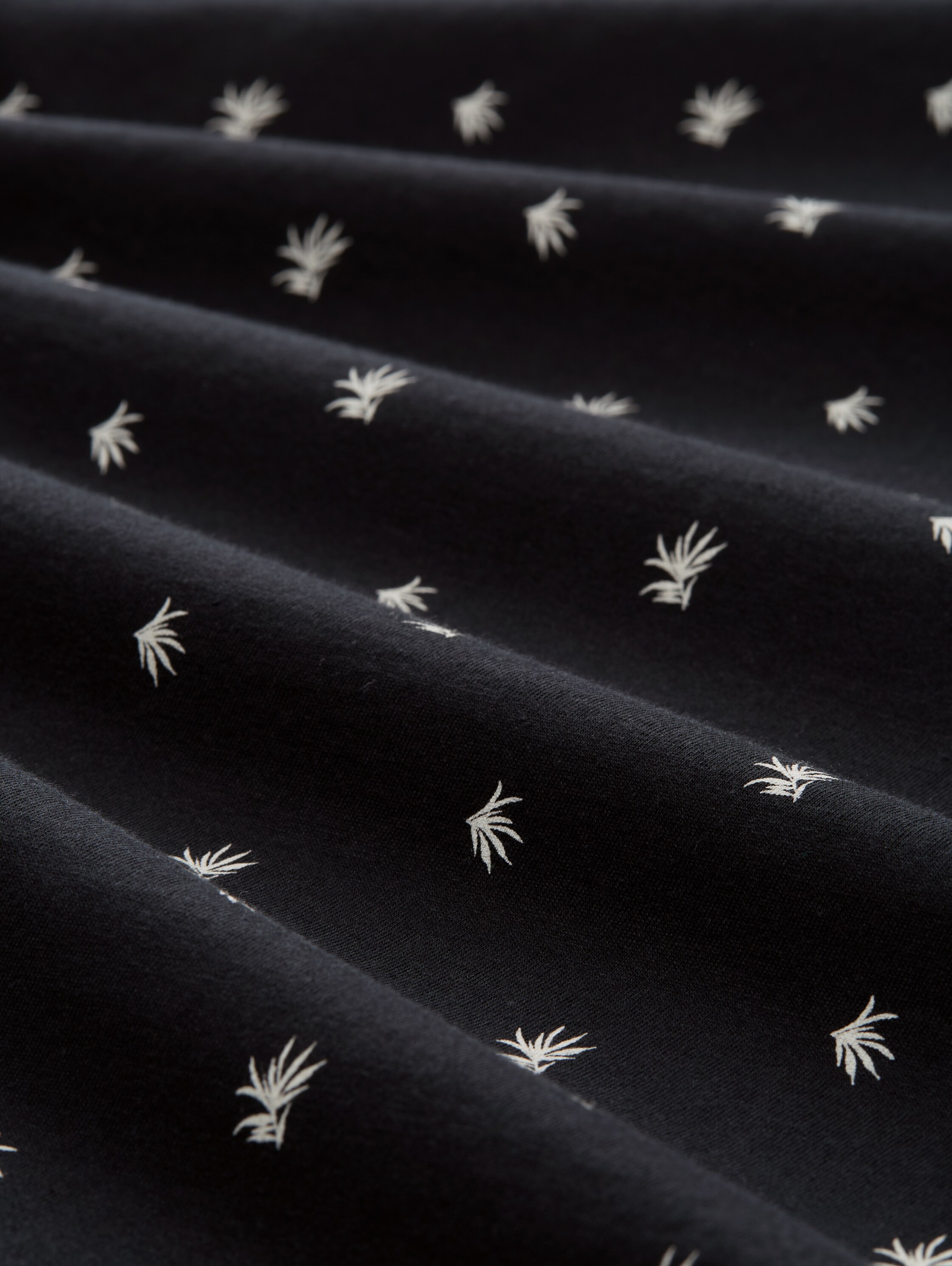 Alloverprint T-Shirt aus Baumwolle - black_mini_leaves_print - 