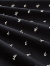 Alloverprint T-Shirt aus Baumwolle - black mini leaves print - Material-Ansicht