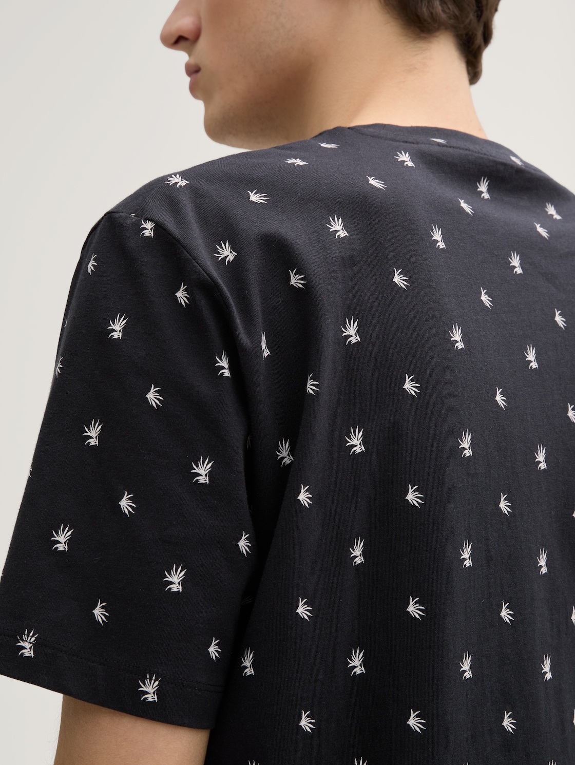 Alloverprint T-Shirt aus Baumwolle - black mini leaves print - Detail-Model-Ansicht