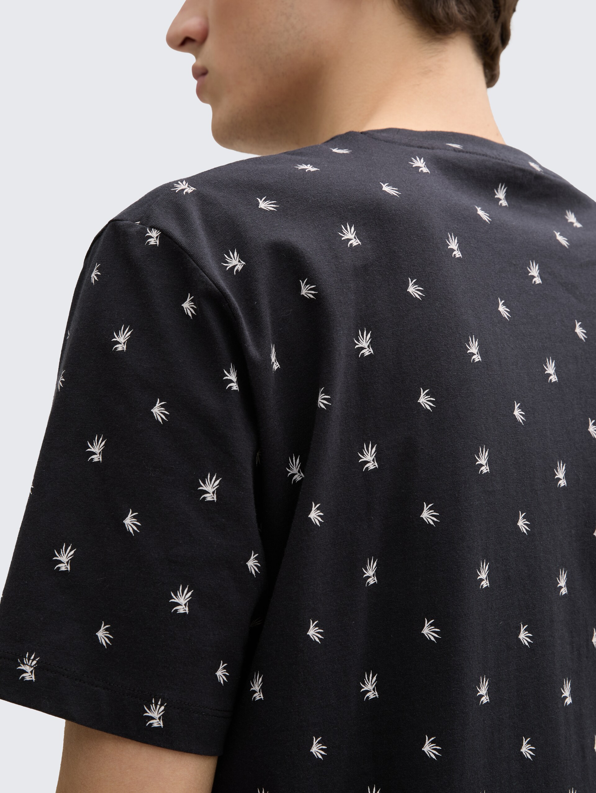 Alloverprint T-Shirt aus Baumwolle - black mini leaves print - Detail-Model-Ansicht