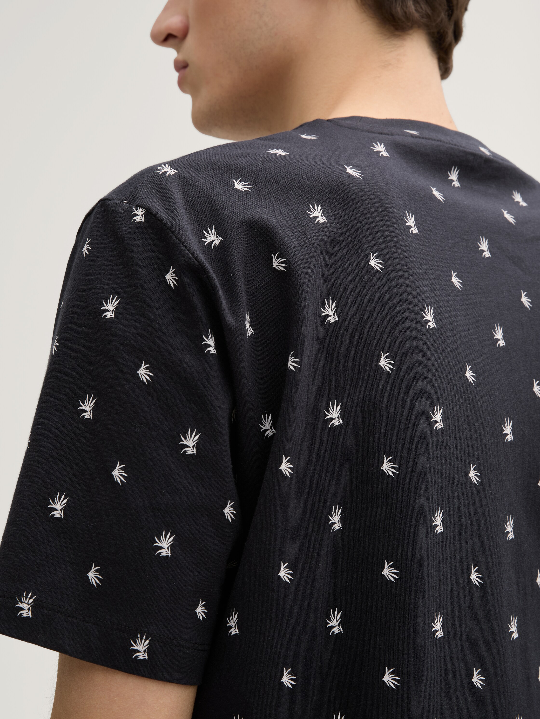 Alloverprint T-Shirt aus Baumwolle - black_mini_leaves_print - 