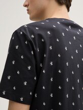 Alloverprint T-Shirt aus Baumwolle - black mini leaves print - Detail-Model-Ansicht