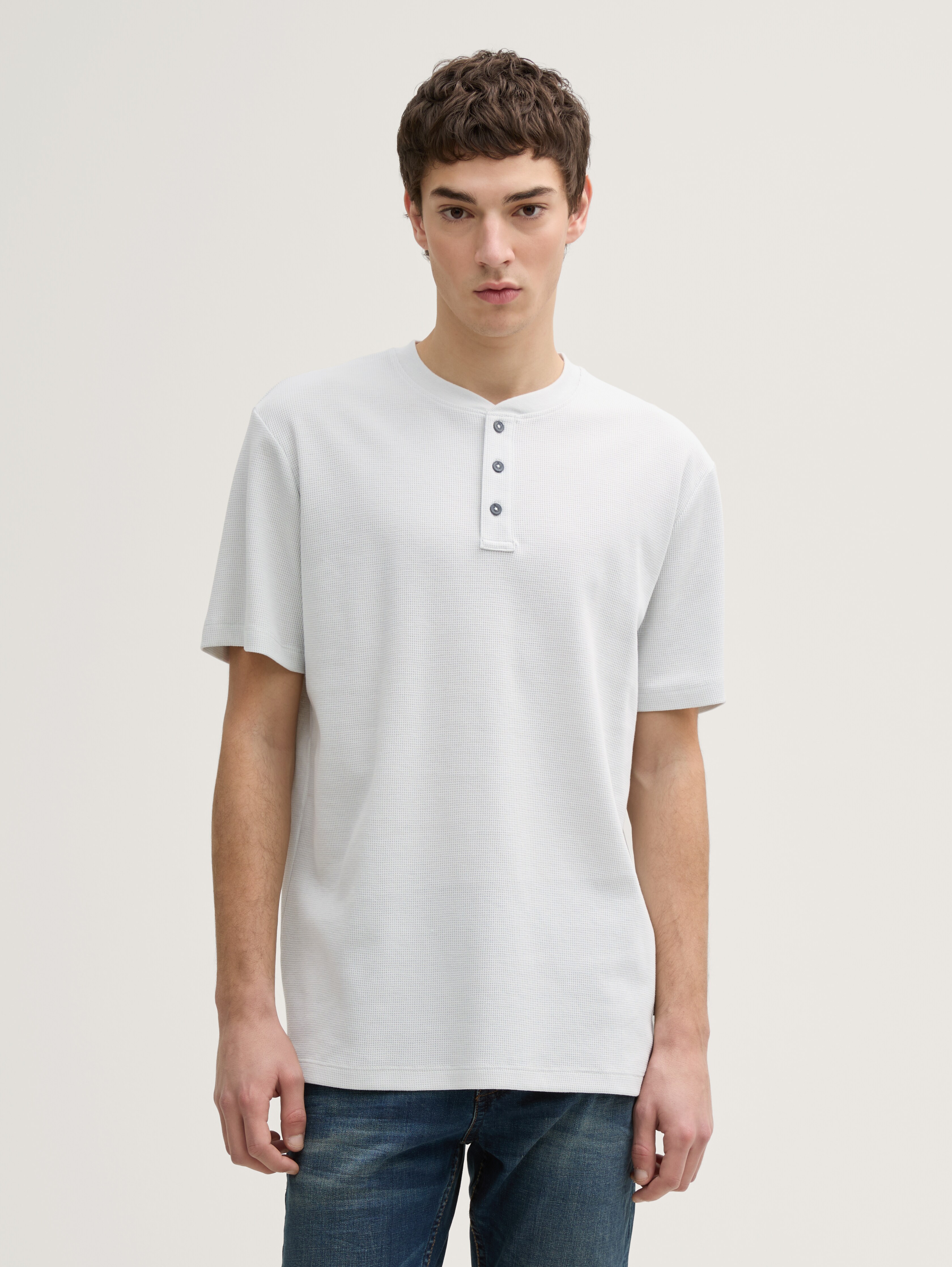Henley T-Shirt in Waffelstruktur von Denim Male, Chalk Grey