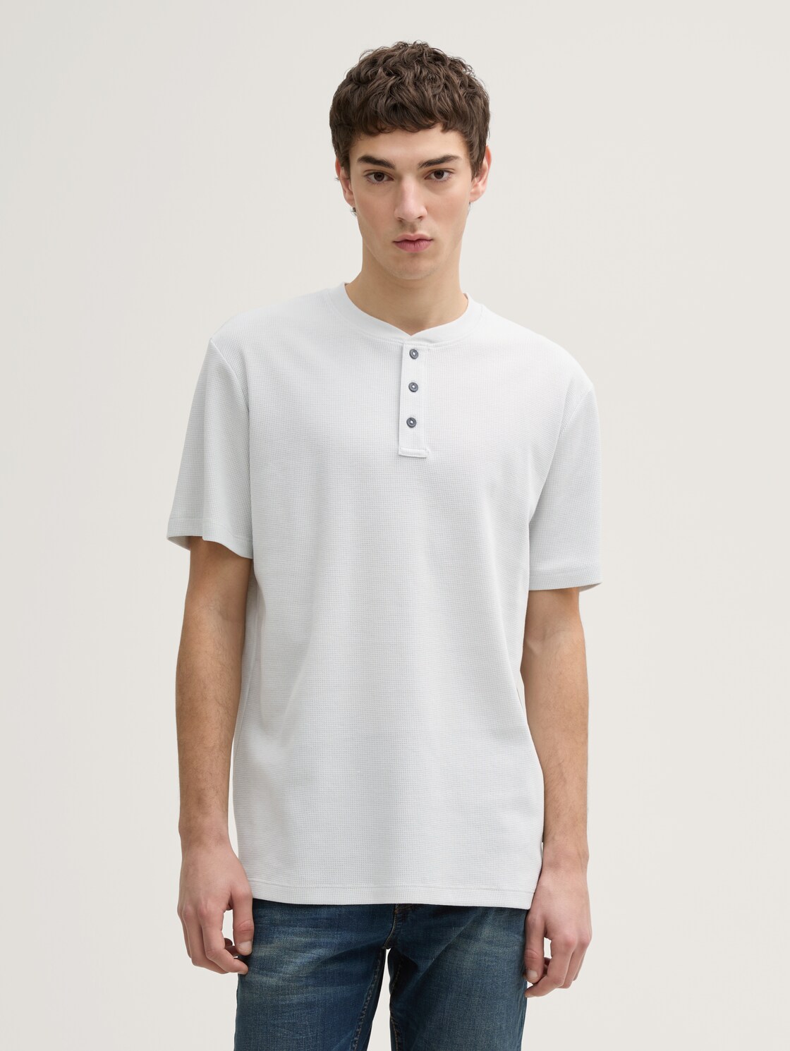 Henley T-Shirt in Waffelstruktur - Chalk Grey - Ausschnitt Model-Vorderansicht