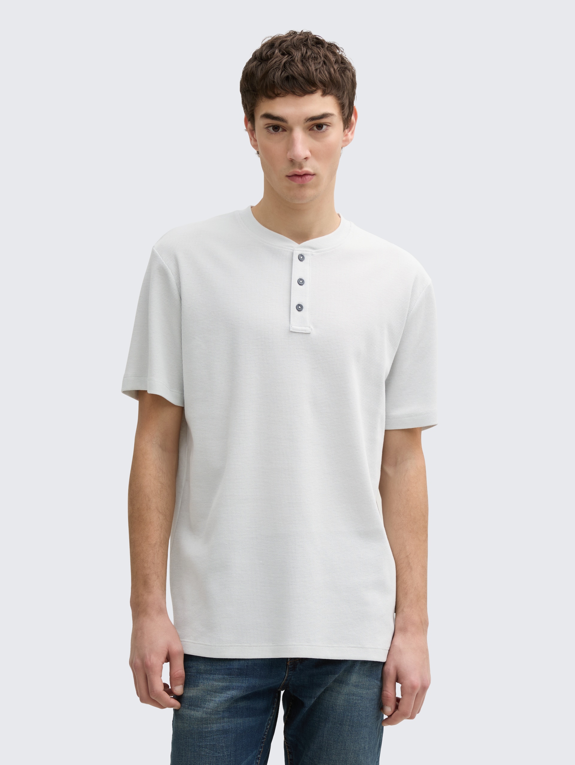 Henley T-Shirt in Waffelstruktur - Chalk Grey - Ausschnitt Model-Vorderansicht