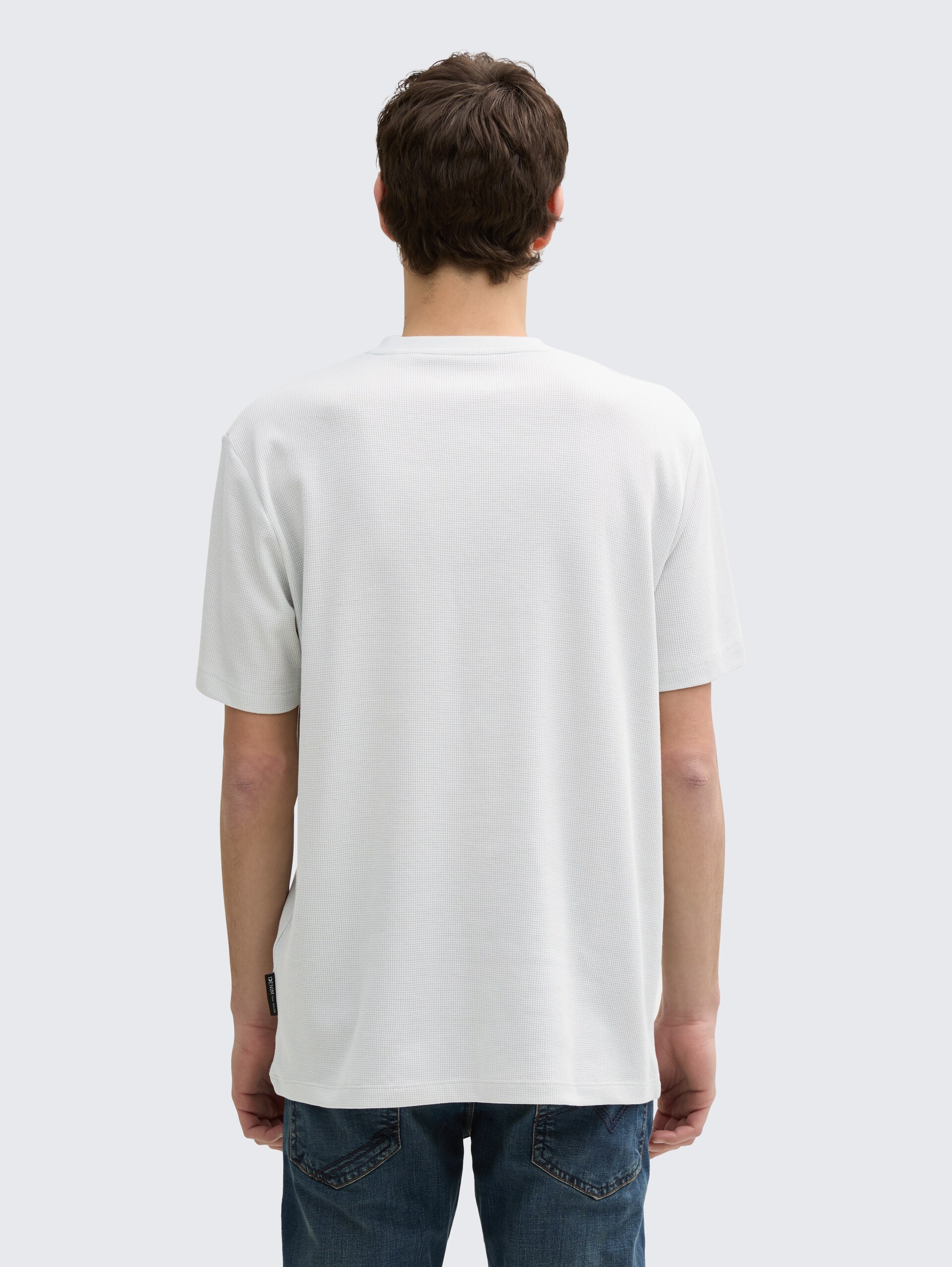 Henley T-Shirt in Waffelstruktur - Chalk Grey - Auschnitt Model-Rückansicht