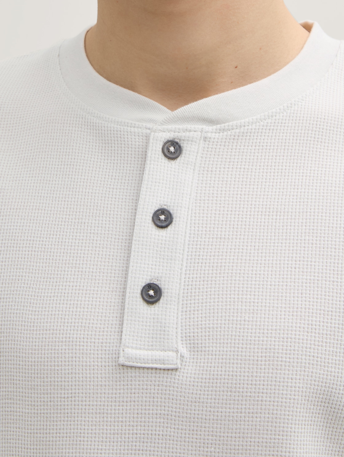 Henley T-Shirt in Waffelstruktur - Chalk Grey - Detail-Model-Ansicht