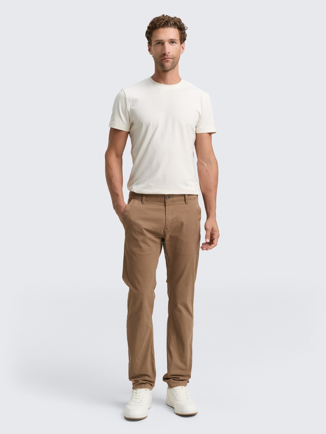 Tapered Chino Hose - Caribou Beige - Model-Vorderansicht