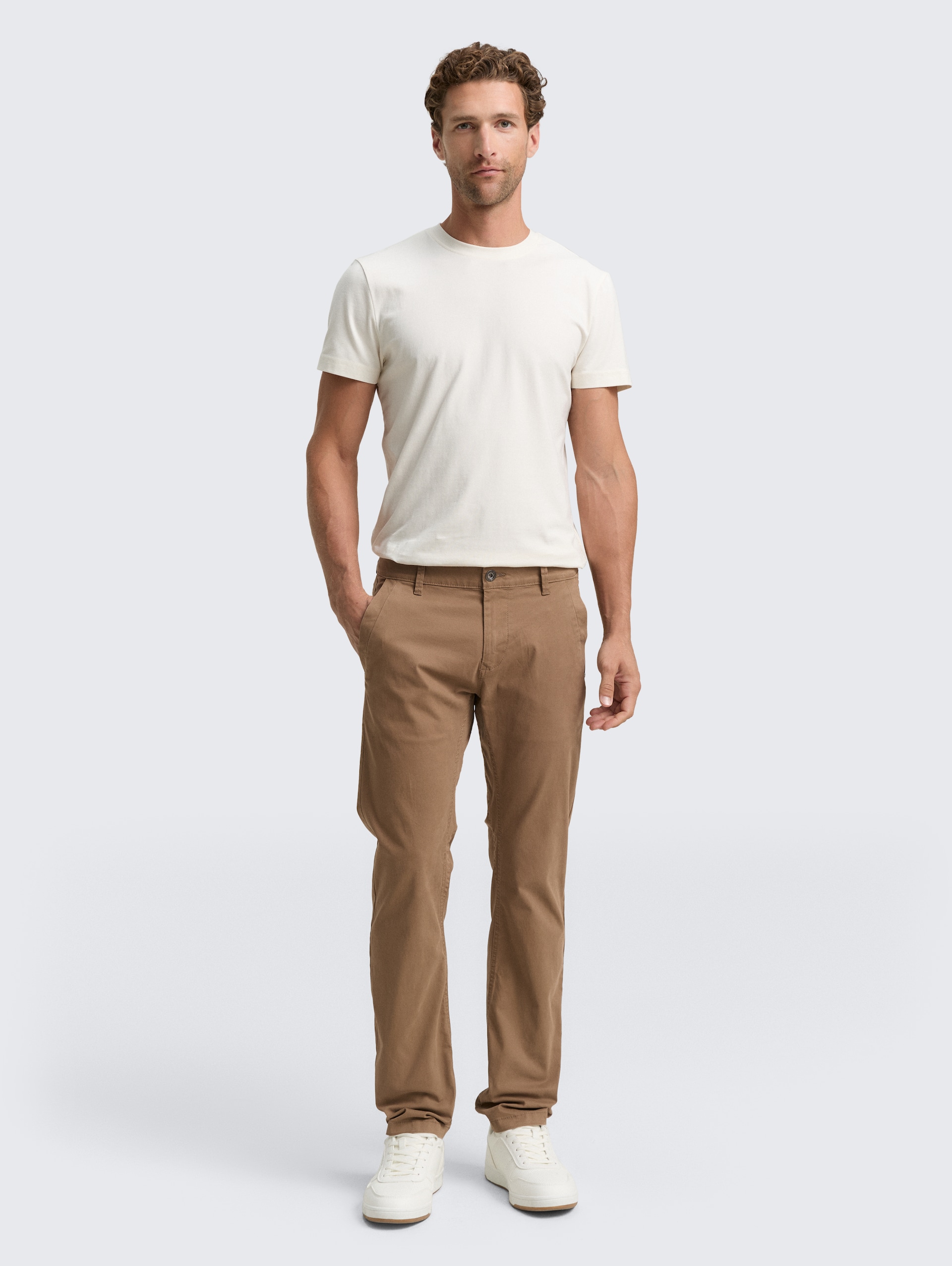 Tapered chino - Caribou Beige - Model vooraanzicht