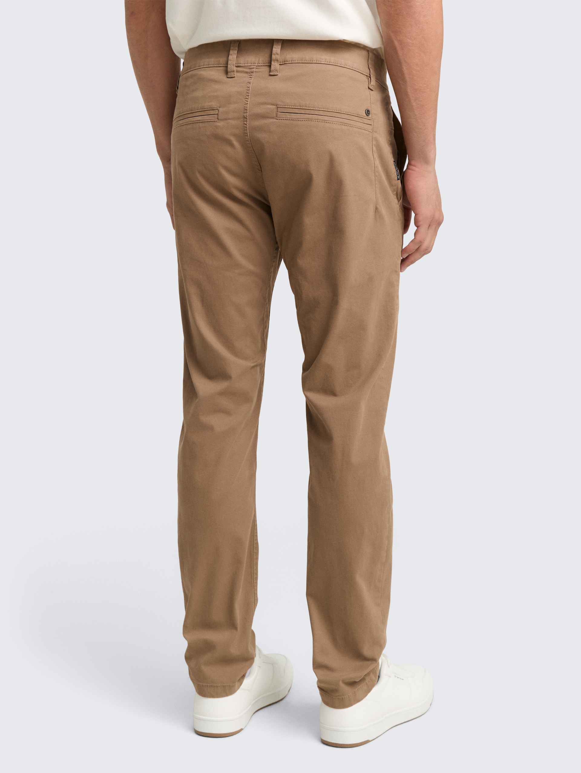 Tapered chino - Caribou Beige - Neklijn model-achteraanzicht