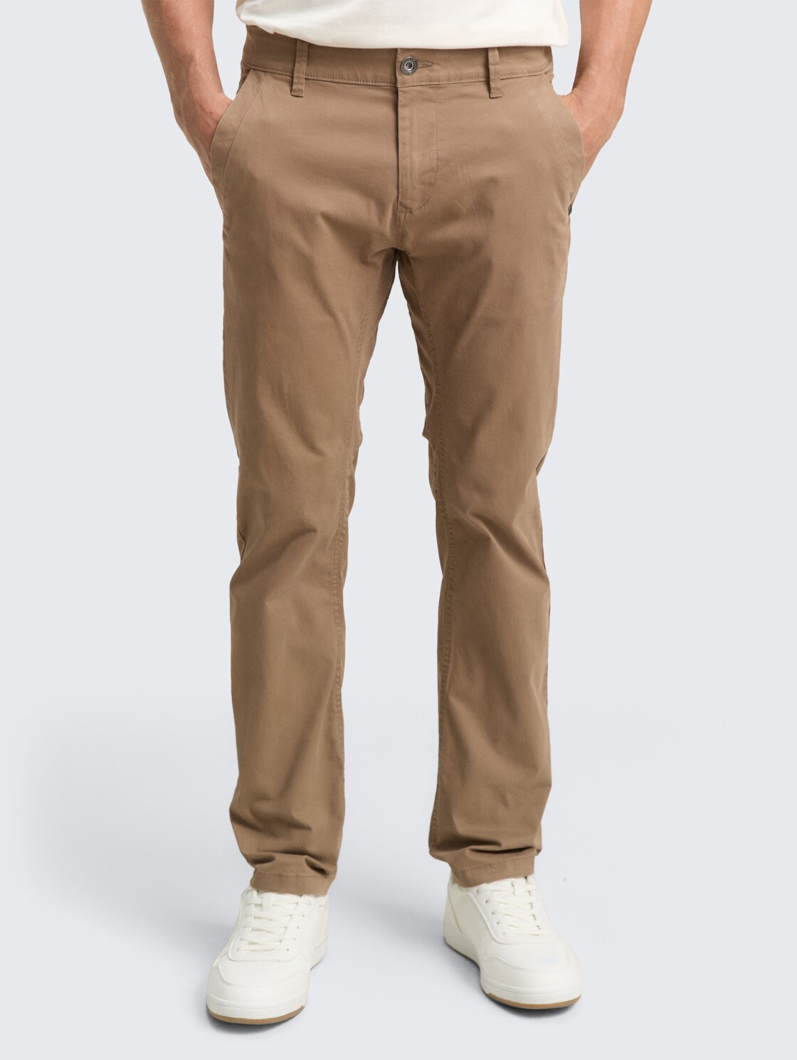 Tapered Chino Hose - Caribou Beige - Ausschnitt Model-Vorderansicht