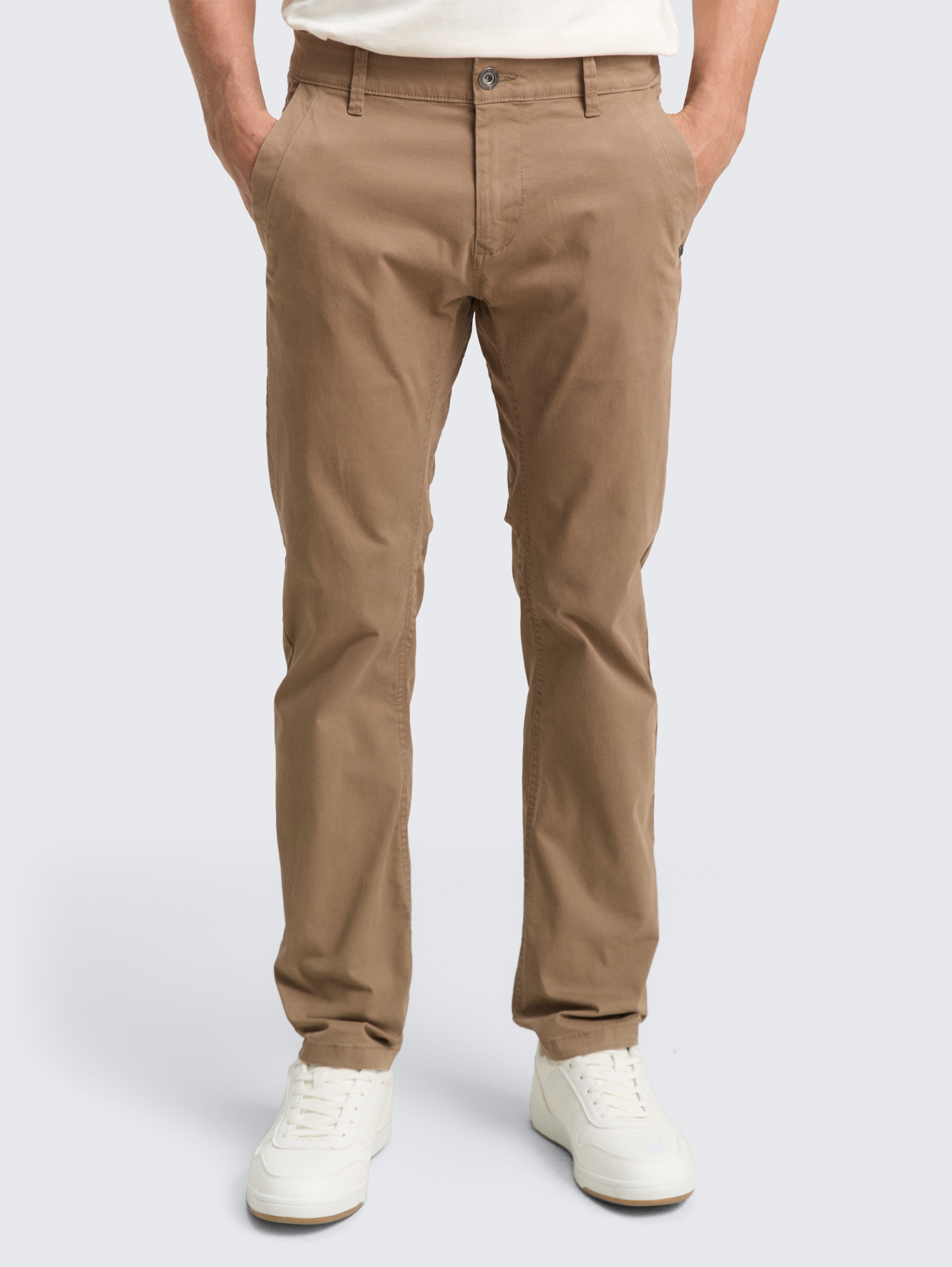 Tapered chino - Caribou Beige - Nek model vooraanzicht