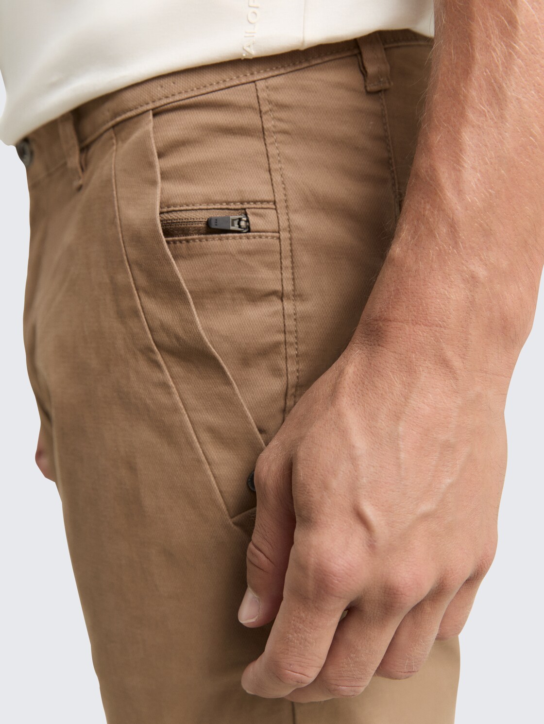 Tapered Chino Hose - Caribou Beige - Detail-Model-Ansicht