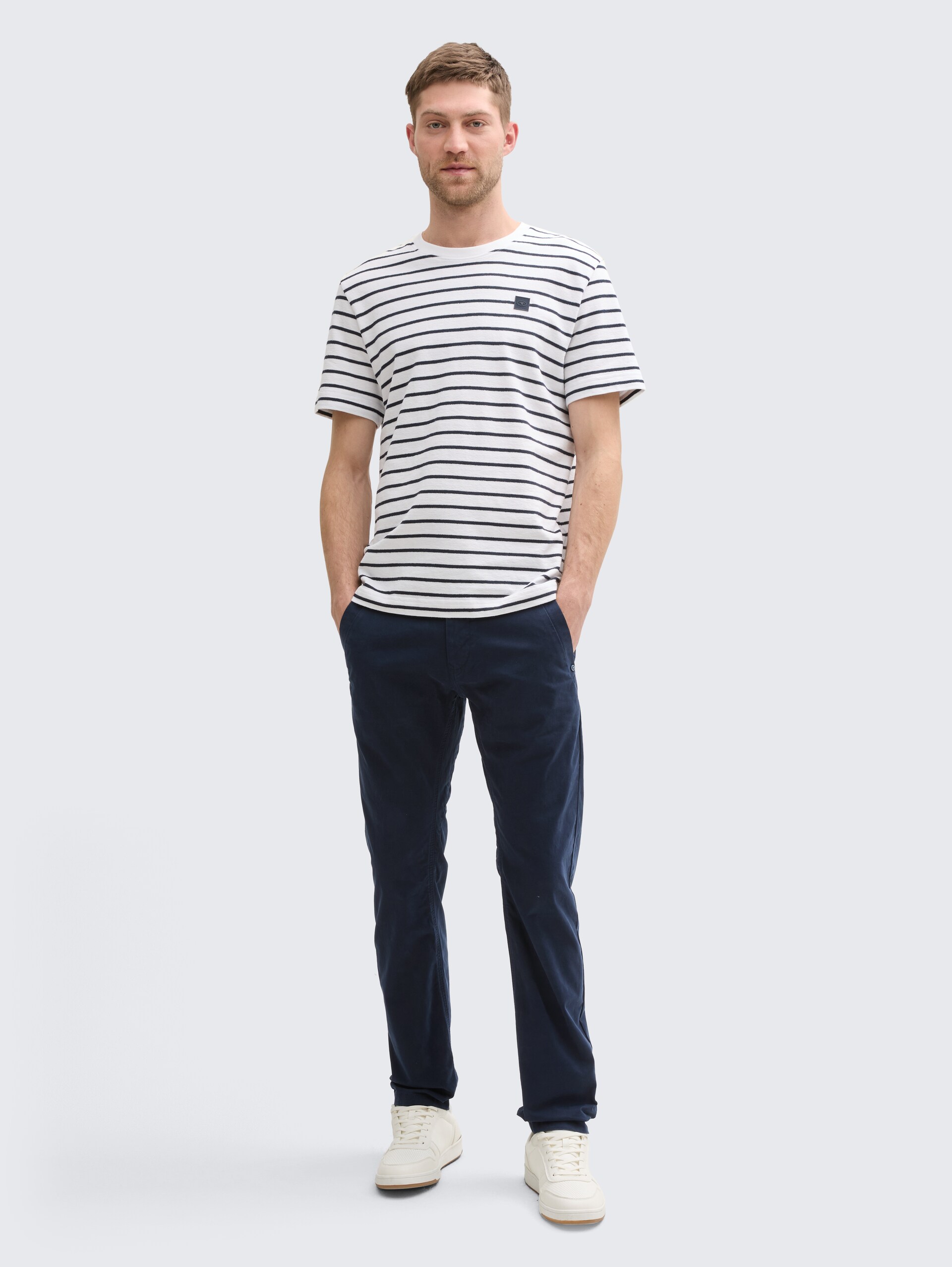 Tapered chino - sky captain blue - Model vooraanzicht