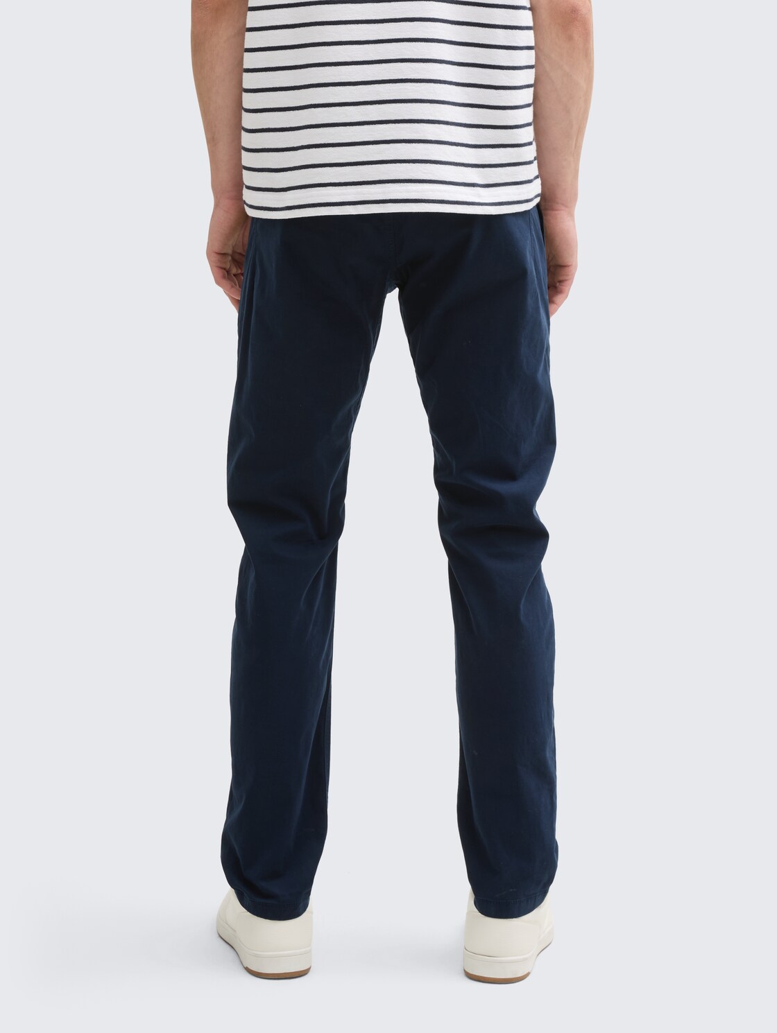 Tapered Chino Hose - sky captain blue - Auschnitt Model-Rückansicht