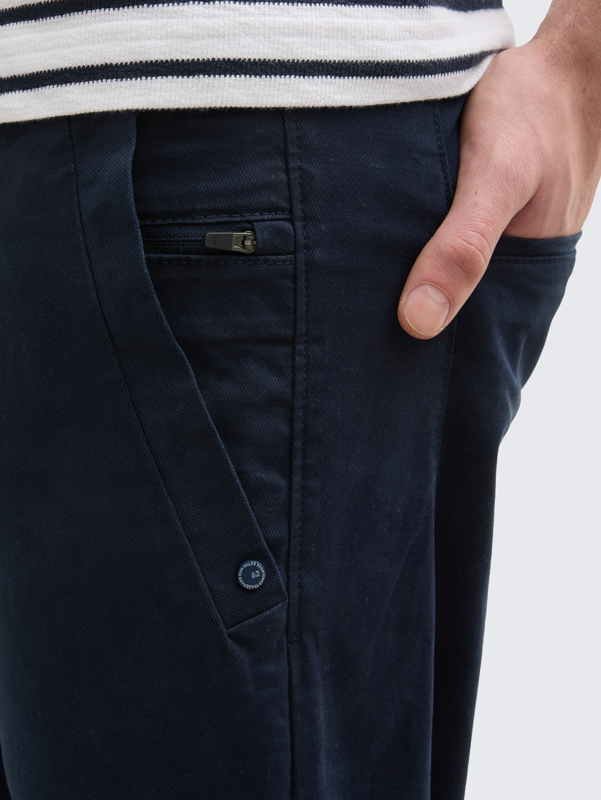 Tapered chino - sky captain blue - Detailaanzicht model